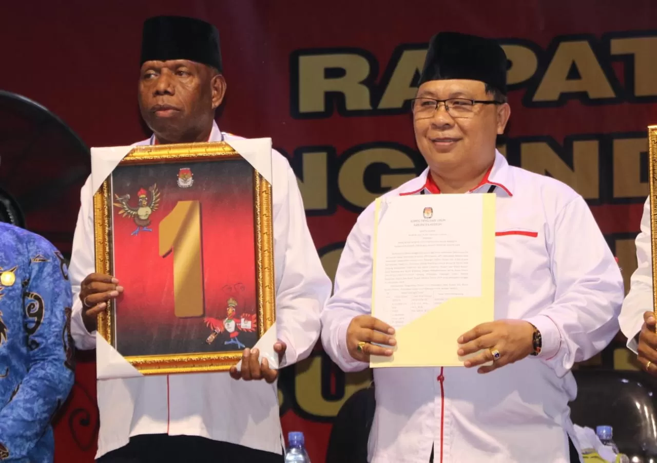 Pasangan Petrus Solossa dan Mustakim saat pencabutan nomor urut di KPU Keerom. (Ceposonline.com/ Takim)
