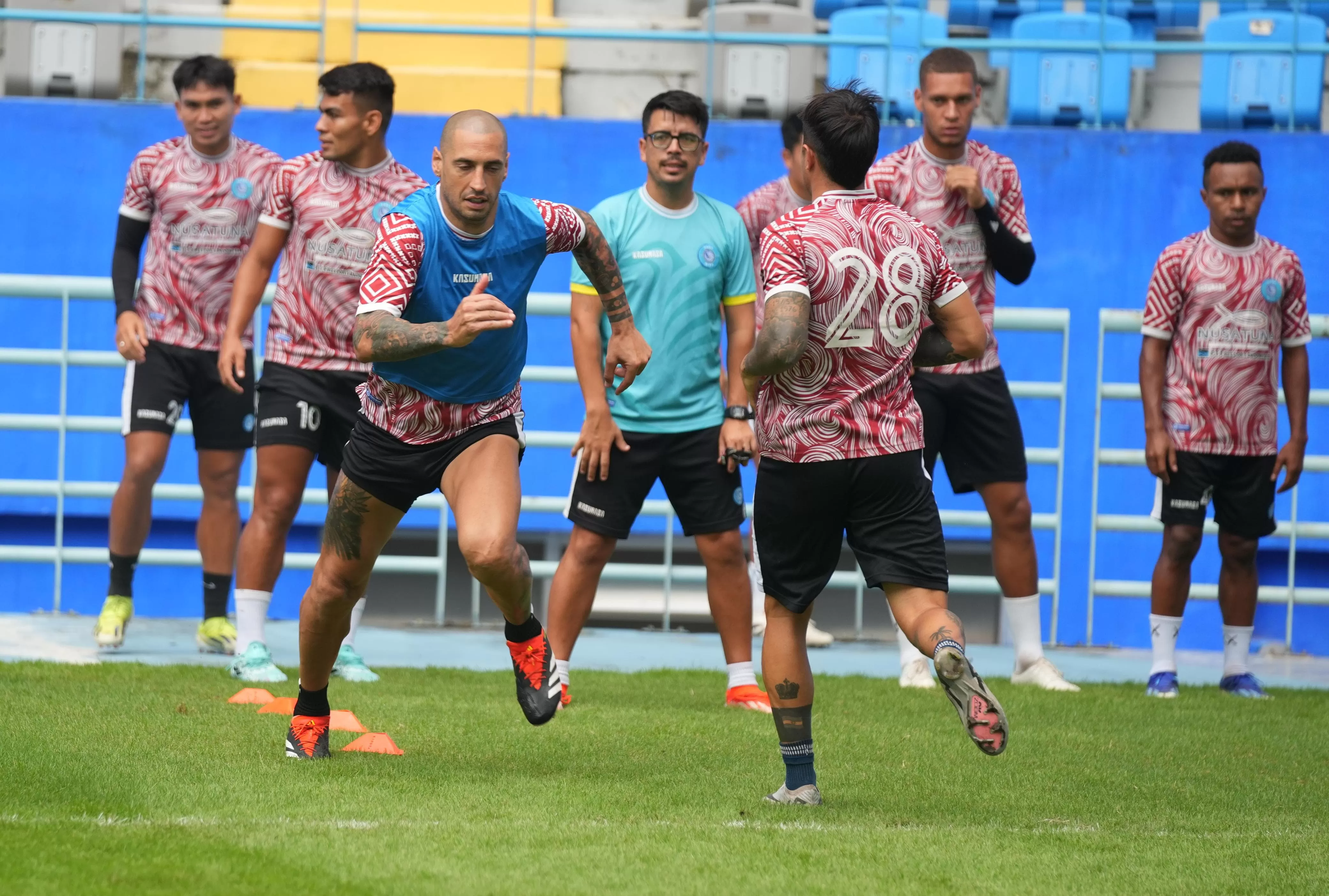 Striker baru PSBS Biak, Ariel Nahuelpan ketika berlatih dengan rekan-rekannya saat uji coba lapangan di Stadion Batakan Balikpapan. (Foto: MO PSSB Biak)