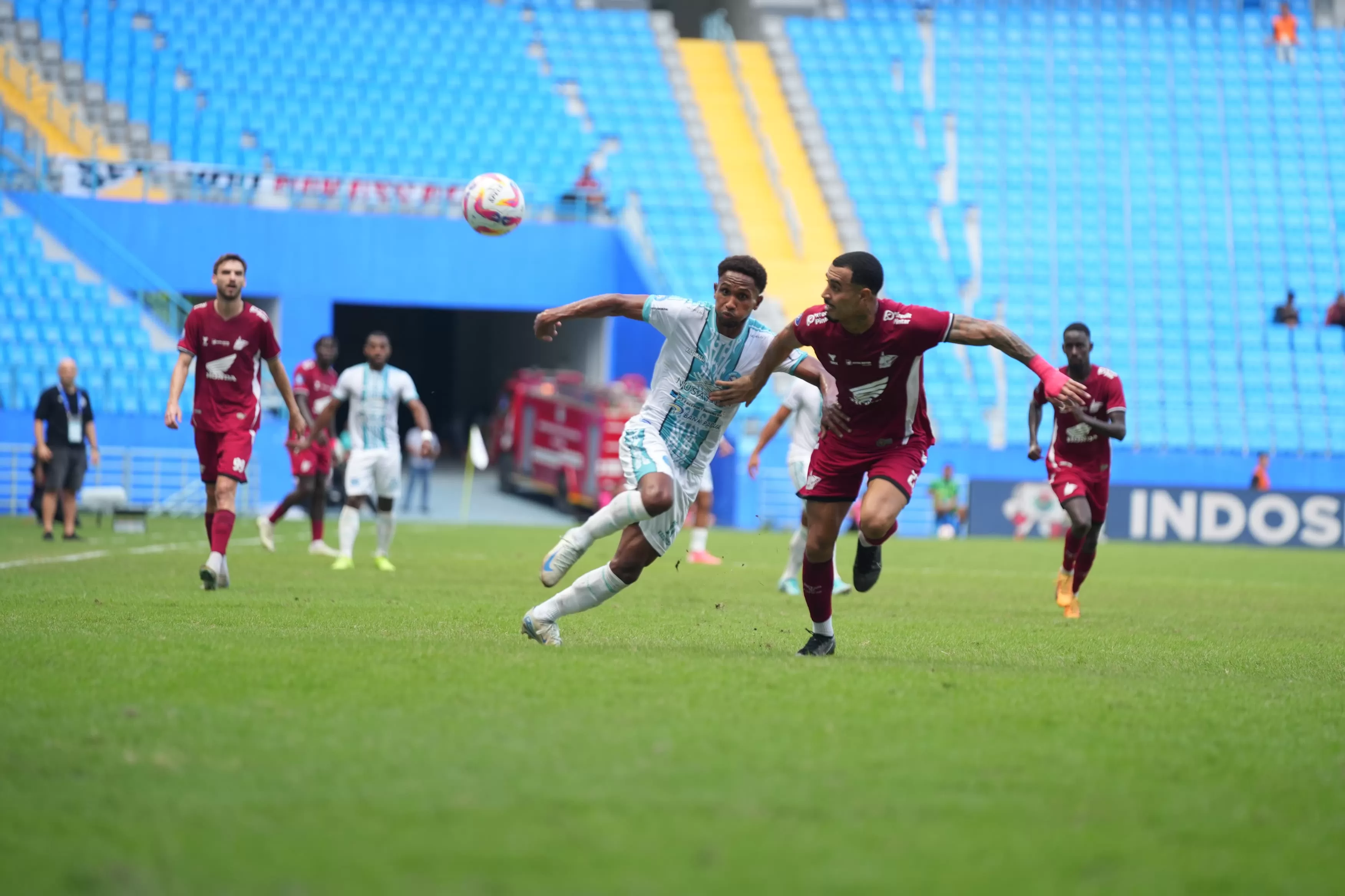 Pemain PSBS Biak dan PSM Makassar saat berebut bola. (MO PSBS BIAK)