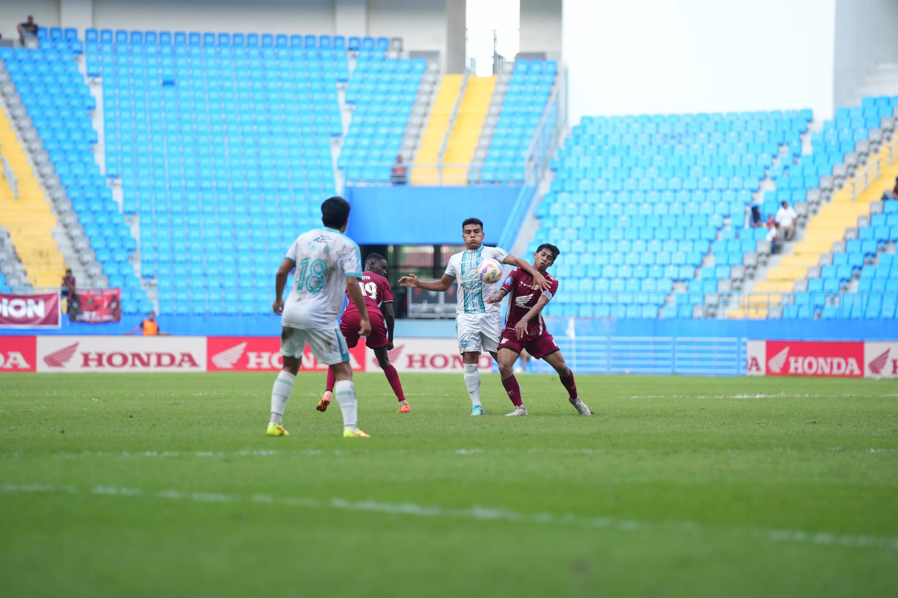 Pemain PSBS Biak dan PSM Makassar saat berebut bola. (MO PSBS BIAK)