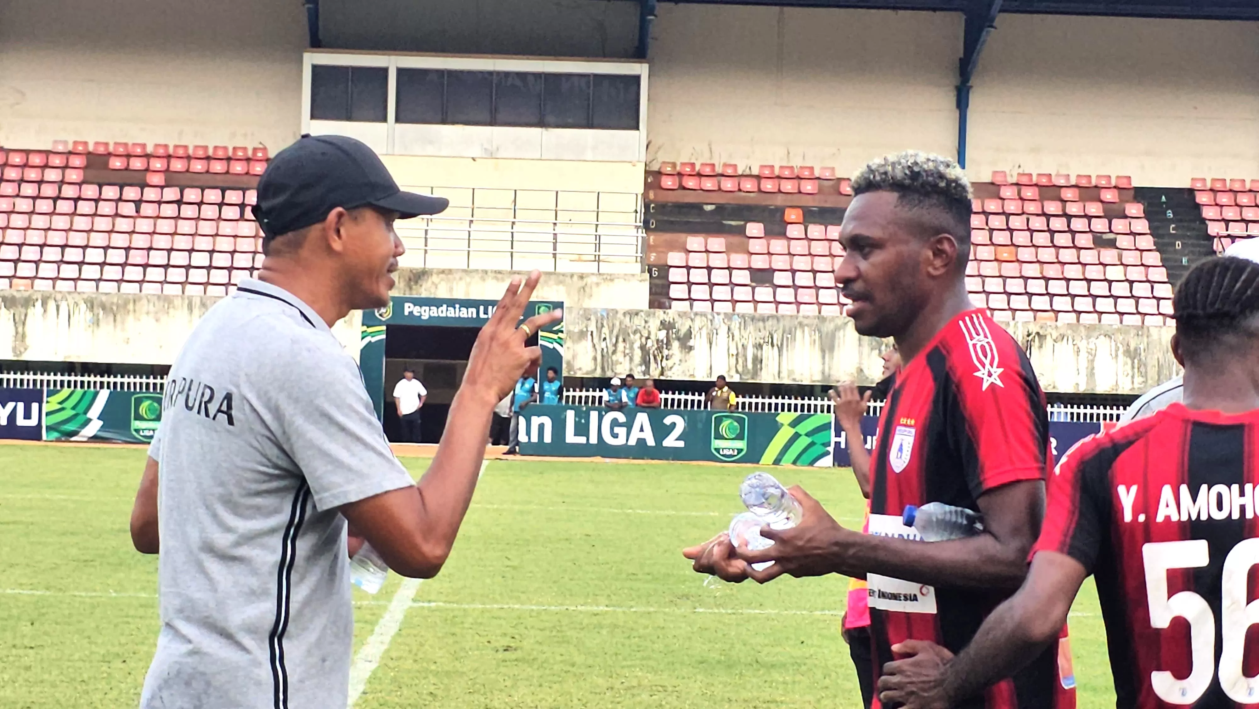 Pelatih Persipura, Ricardo Salampessy ketika berdiskusi dengan pemainnya Alex Dusai. (CEPOSONLINE.COM/HANS PALEN)