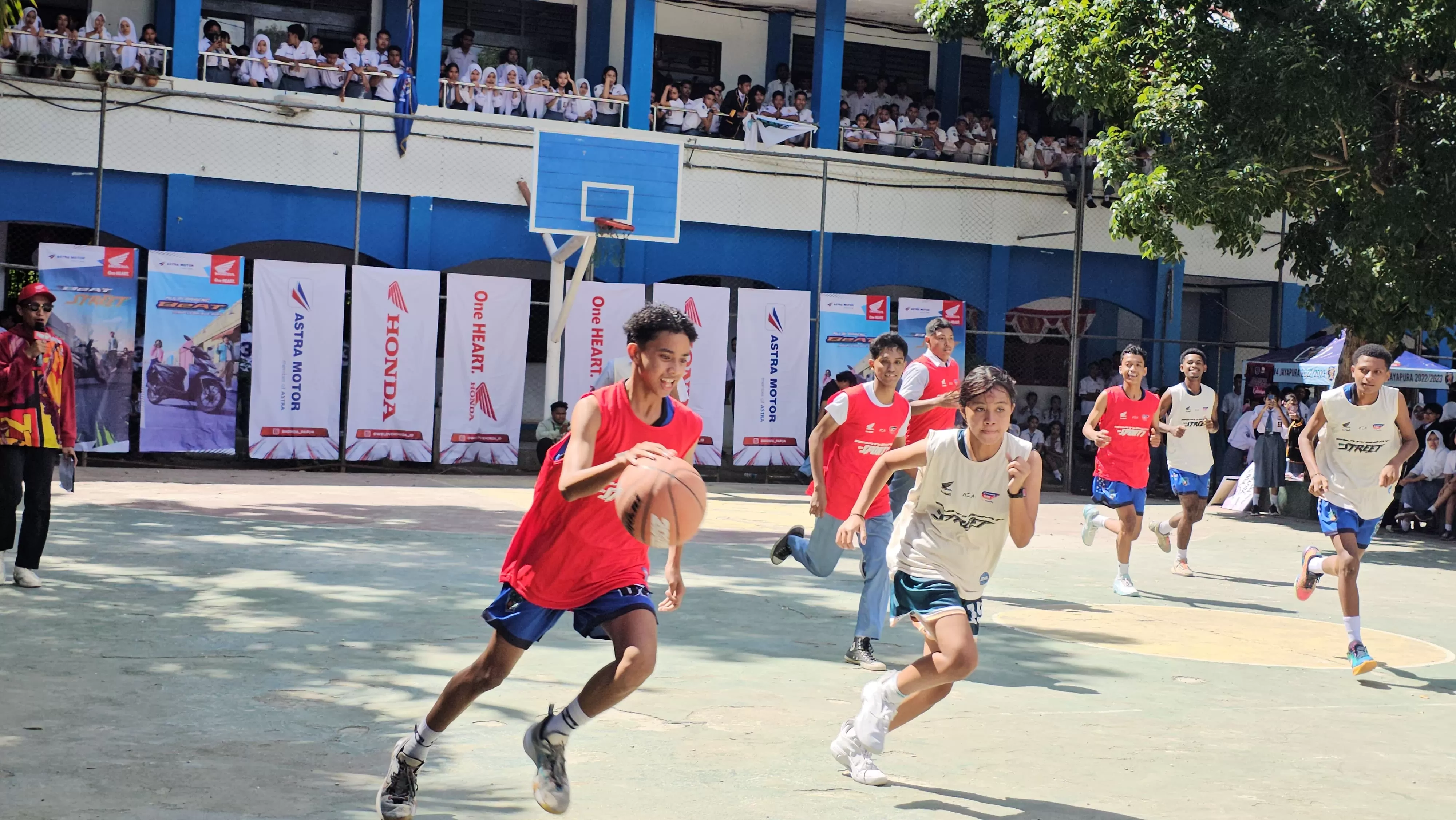 Tim Basket Putra SMAN 4 Jayapura saat perkenalan tim dalam roadshow Honda DBL with Kopi Good Day 2025 Papua Selasa ( 14/1/2025). (CEPOSONLINE.COM/HANS PALEN)