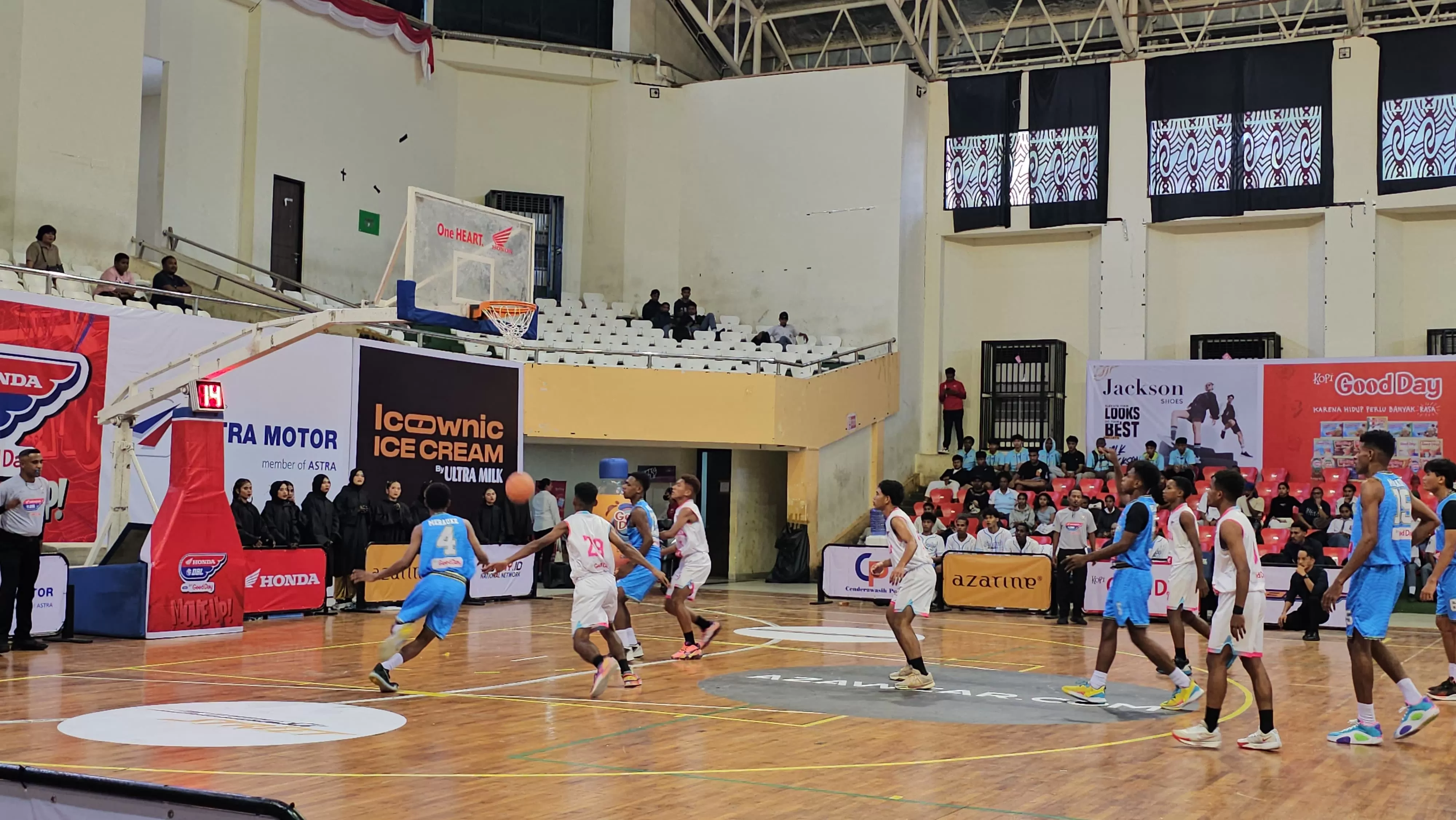 Tim Basket Putra SMA YPK 2 Biak saat bertanding dengan SMA 2 Merauke. (CEPOSONLINE.COM/HANS PALEN).