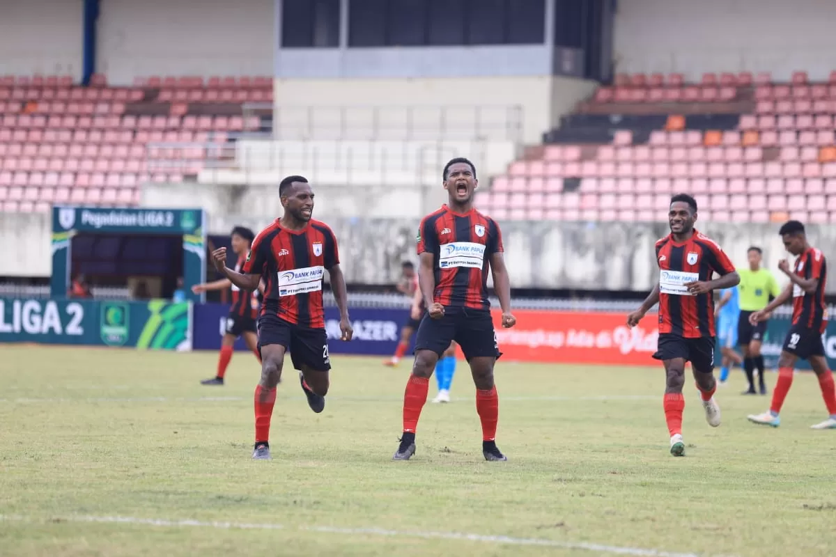 Ramai Rumakiek usai cetak gol buat Persipura lawan Persikas Subang di Stadion Mandala Jayapura. (CENDERAWASIH POS/ERIANTO)