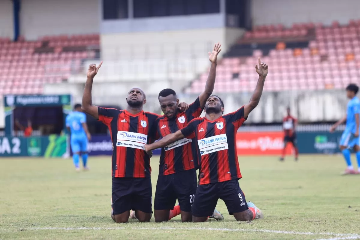 Trio Persipura saat berselebrasi usai cetak skor ke gawang Persikas Subang. (CENDERAWASIH POS/ERIANTO)