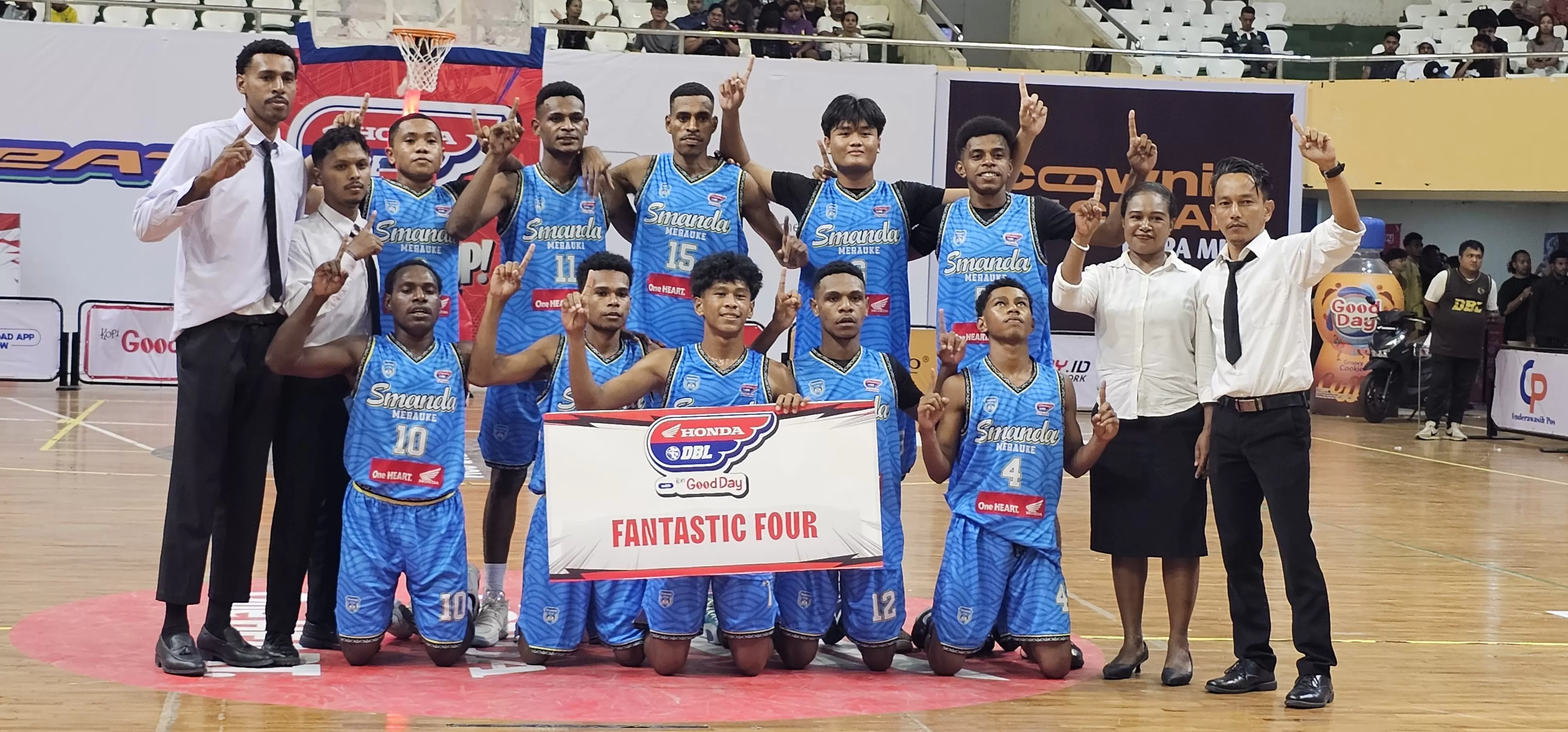 Basket Putra SMA 2 Merauke saat foto bersama usai pertandingan. (CEPOSONLINE.COM/HANS PALEN) 