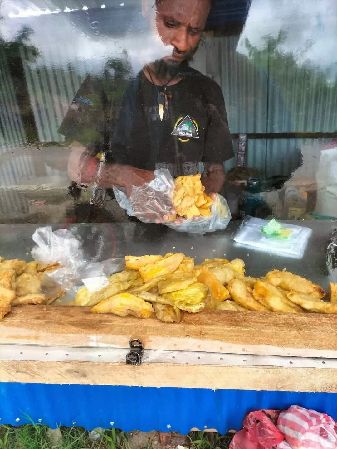 Alumnus UNIPA Manokwari Papua Barat, Marselus Pigai saat melayani pembeli. (CEPOSONLINE.COM/THERESIA F. TEKEGE).