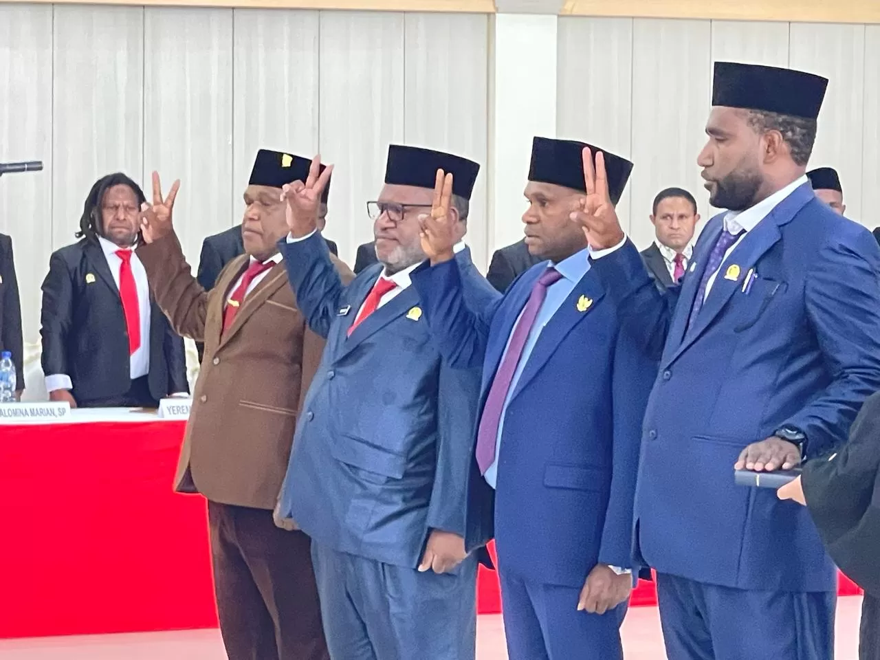 Unsur pimpinan DPRP Papua Pegunungan resmi dilantik Oleh Ketua pengadilan Tinggi Jayapura Djaniko M.H Girsang di gedung Aithosa Wamena jumat (31/1/2025). (Ceposonline.com/DENY)