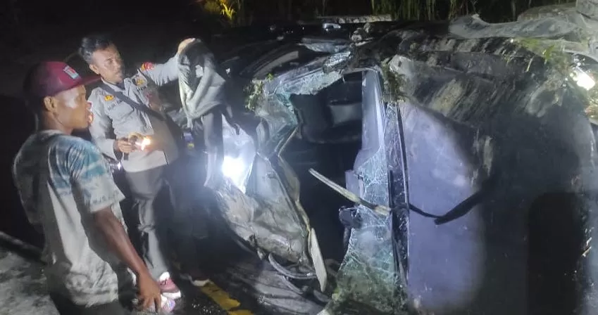 Tampak personil Polres Keerom saat memeriksa sebuah mobil yang mengalami kecelakaan tunggal di Distrik Senggi, Sabtu (1/2/2025) sore kemarin. (Humas Polres Keerom)