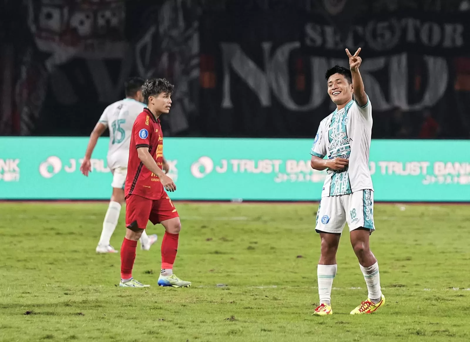 Selebrasi Takuya Matsunaga usai mencetak gol bagi PSBS Biak melawan  Persija Jakarta. (MO PSBS)