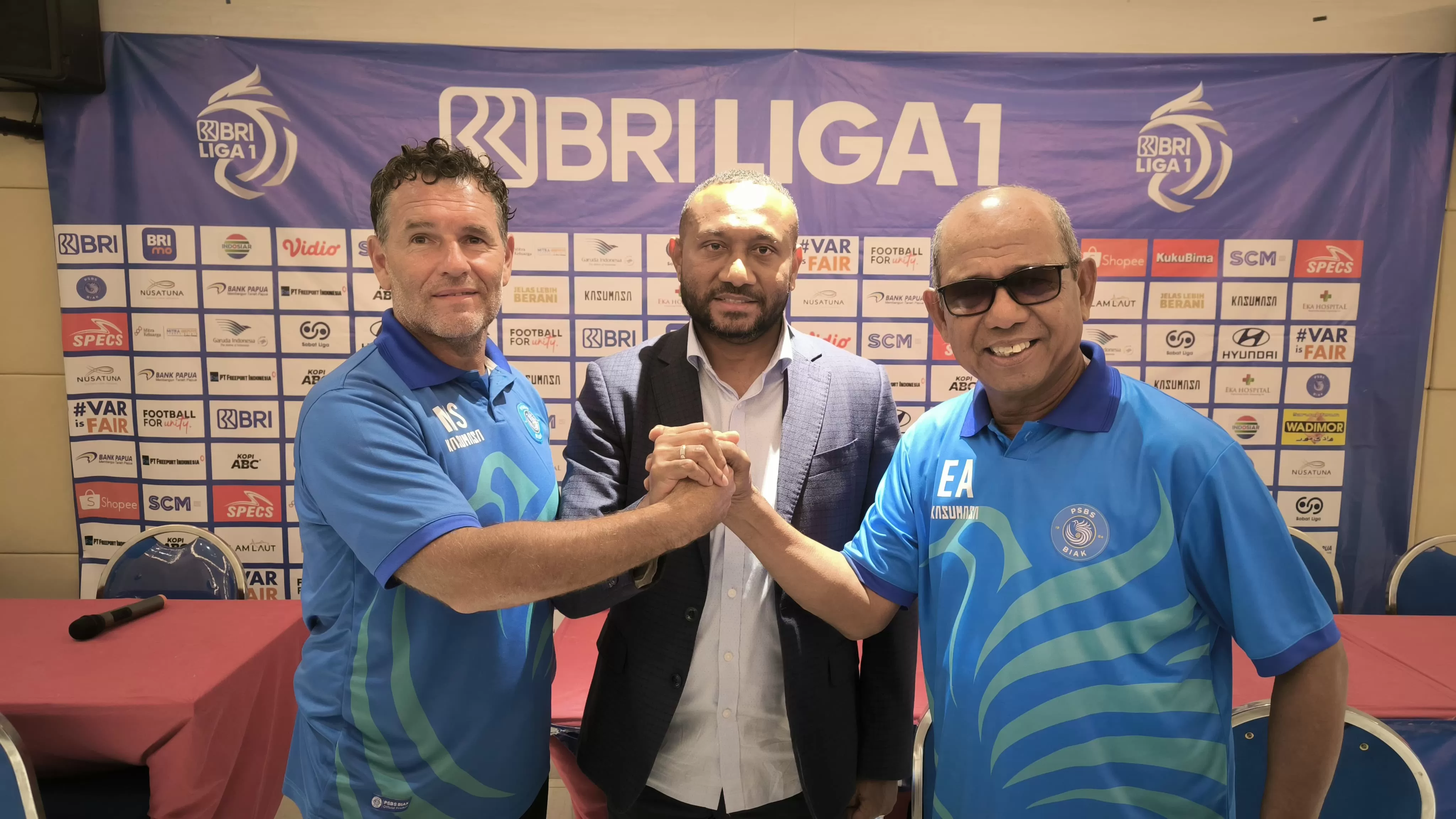 Presiden PSBS Biak Yan Mandenas mengumumkan bahwa timnya melakukan perombakan manajemen. (MO PSBS BIAK)