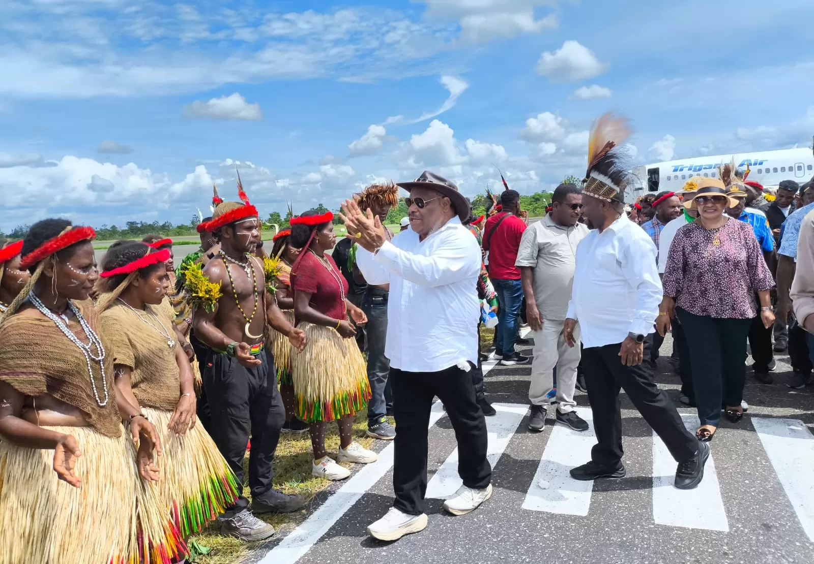 Bupati dan wakil bupati terpilih, Didimus Yahuli dan Esau Miram saat tiba di Bandara Nop Goliat Dekai, Yahukimo, Kamis (6/2/2025). (CEPOSONLINE/Gamel)