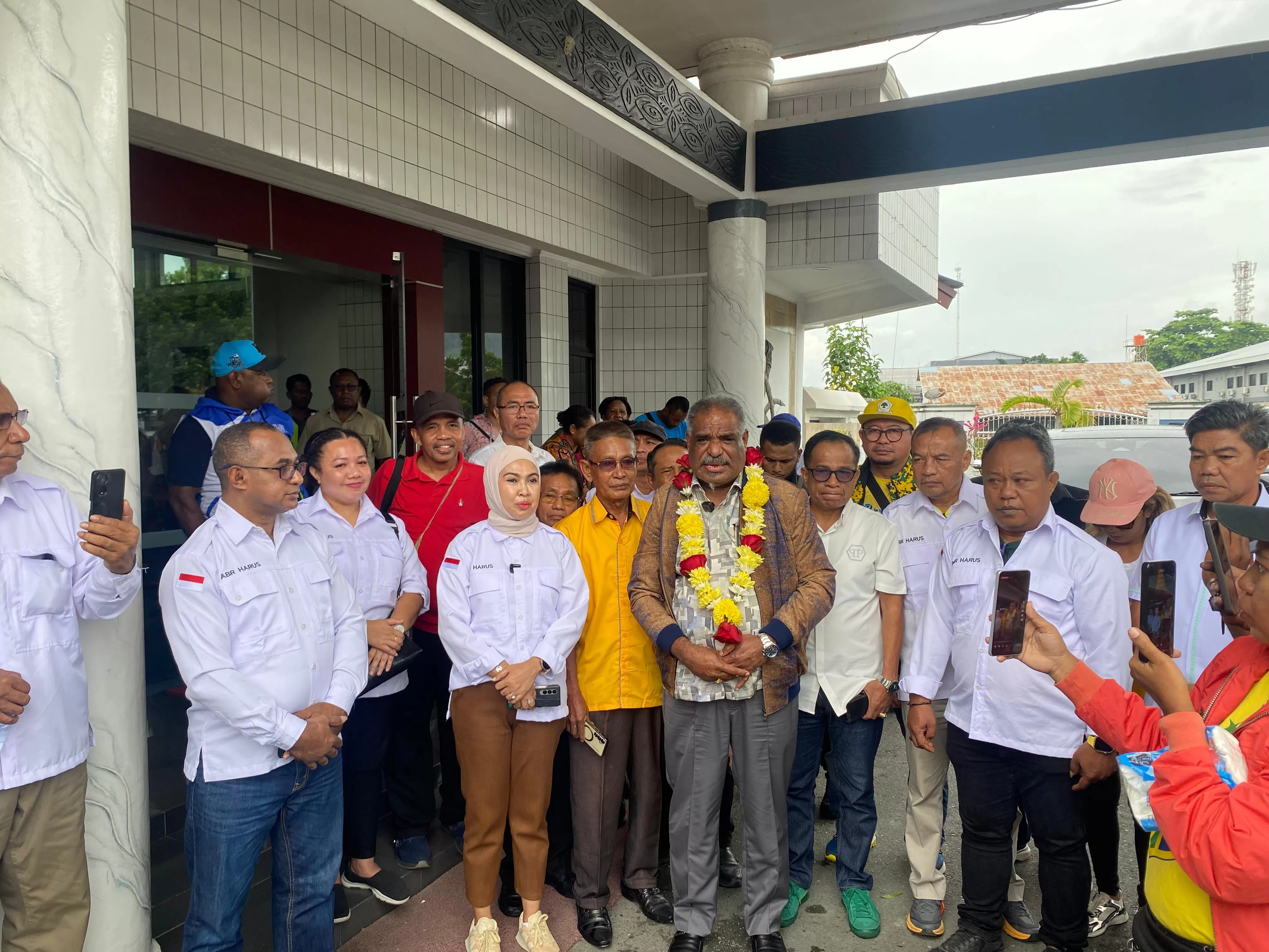 Wali Kota terpilih Abisai Rollo ketika disambut pendukunya di Bandara Sentani pagi tadi. (CEPOSONLINE.COM/HANS PALEN)