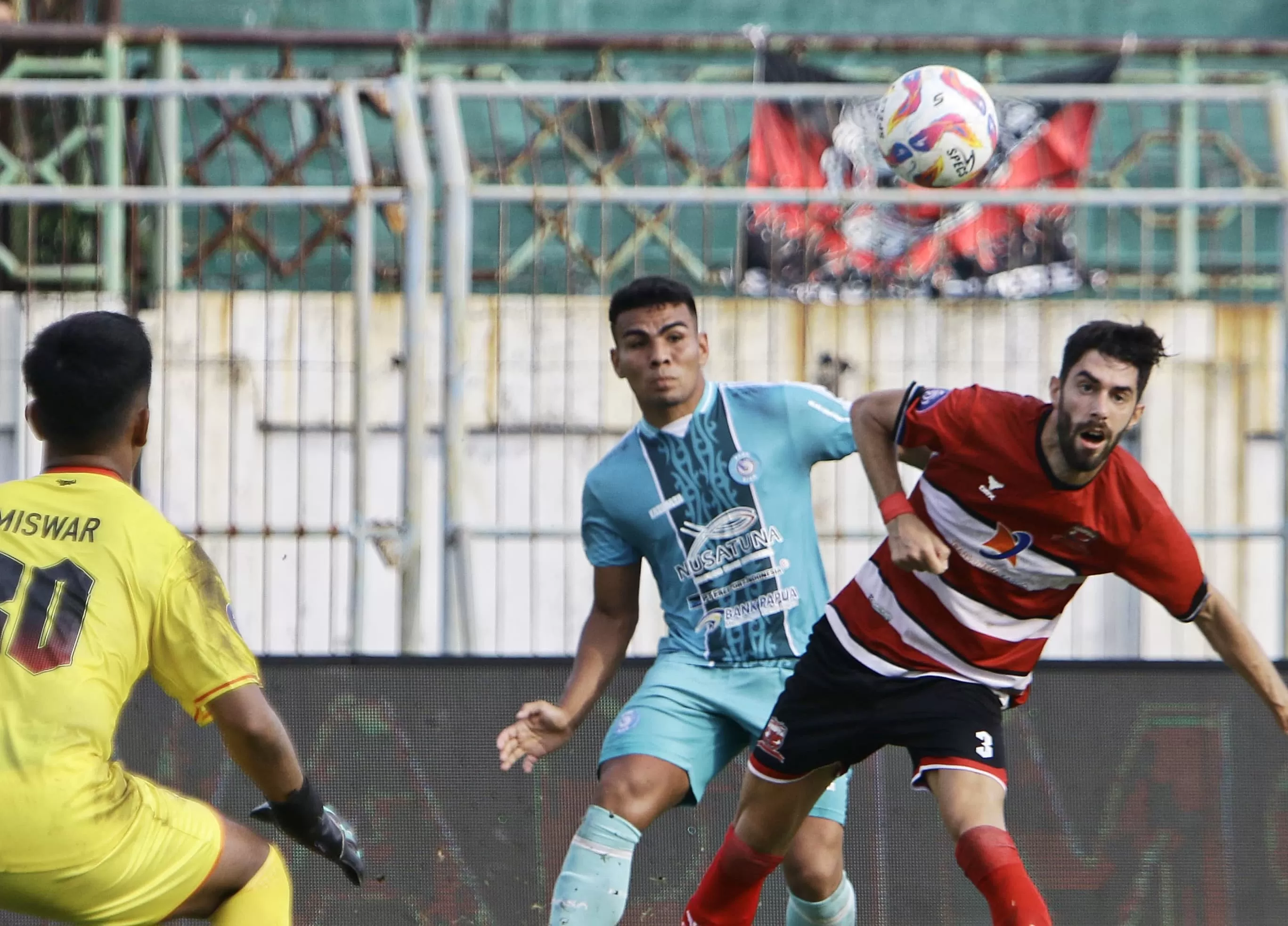 REBUTAN BOLA - PSBS Biak vs Madura United di Stadion Gelora Madura Ratu Pamelingan Sabtu 8 Februari 2025. (MO PSBS Biak)