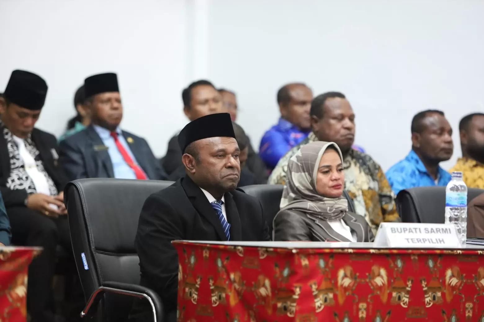 Bupati terpilih Kabupaten Sarmi Dominggus Catue SKM.M.Kes dan Wakil Bupati Jumriati saat menghadiri Rapat Paripurna Rapat Paripurna DPRK Sarmi di Gedung DPRK Sarmi, Kota Baru Petam, Sabtu (8/02/2025). ((Ceposonline.com/EDDY Humas Sarmi))