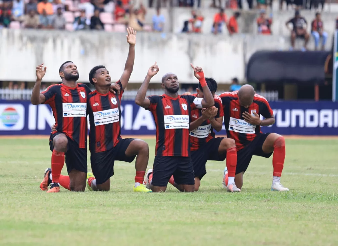 Boaz Solossa saat melakukan selebrasi usai mencetak gol ke gawang Persipal Palu. (CEPOSONLINE.COM/Eriyanto)