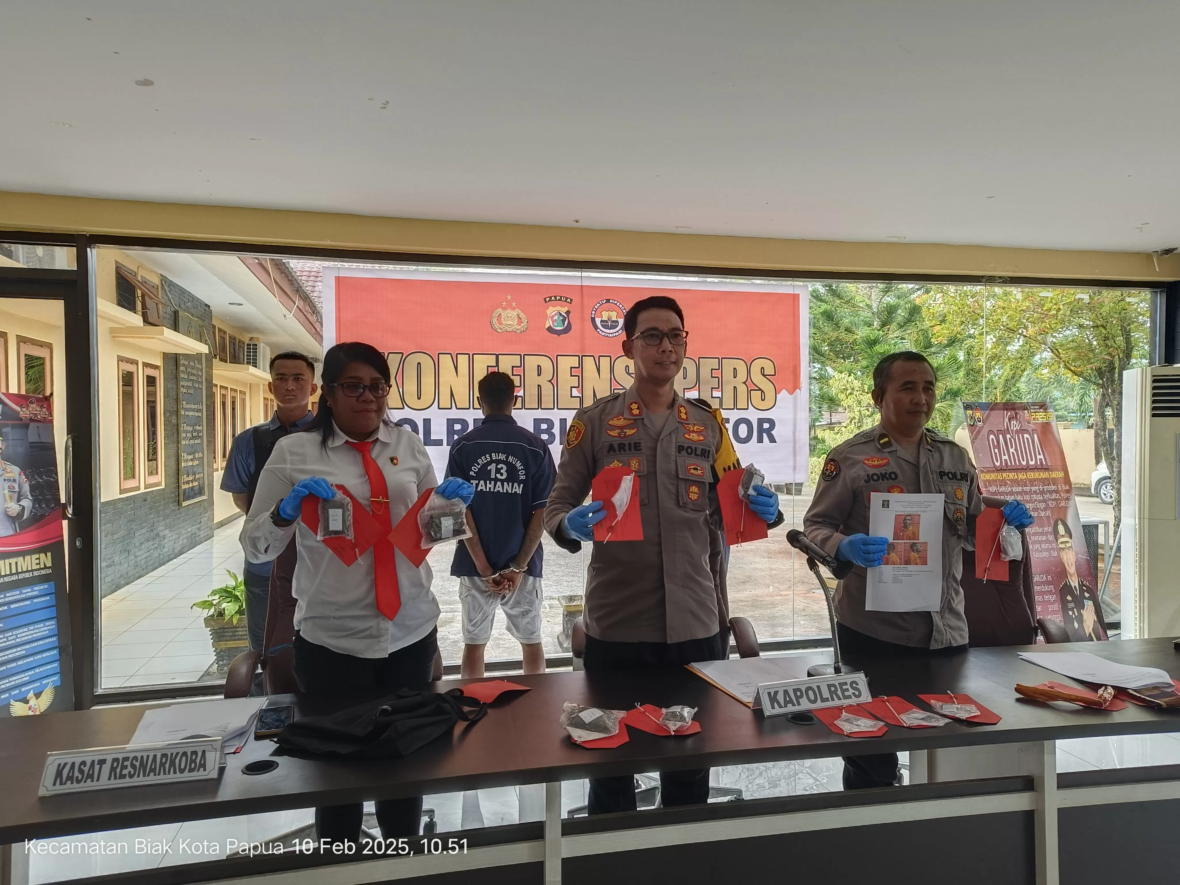 Press Release pengungkapan peredaran Narkotika di Biak, Senin (10/2).  (CENDERAWASIH POS/ISMAIL)