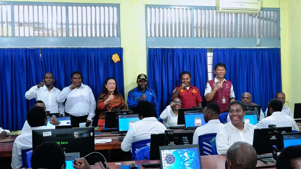 Kakanreg IX, Pj Bupati Deiyai, Kepala BKPSDM Deiyai dan Peserta THK2 sebelum lakukan Tes CAT. (CEPOSONLINE.COM/HUMAS PEMKAB DEIYAI)