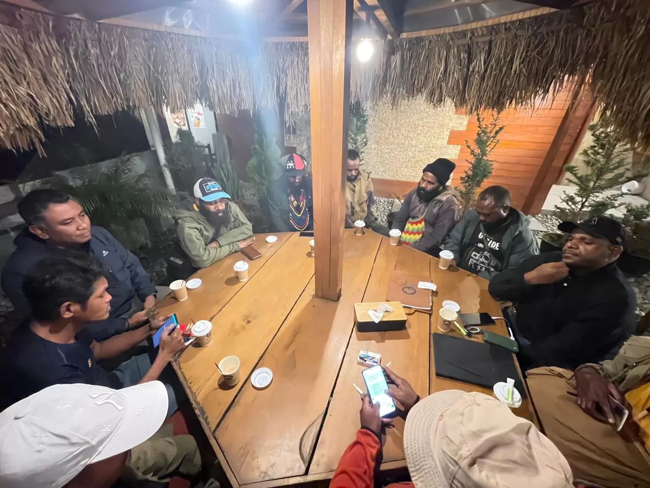 Rapat persiapan muscab DPC HIPMI 8 Kabupaten wilayah adat Lapago yang dilakukan di Cafe Umanen Wamena Rabu (12/2/2025) malam.  (CENDERAWASIH POS/DENI TONJAU)