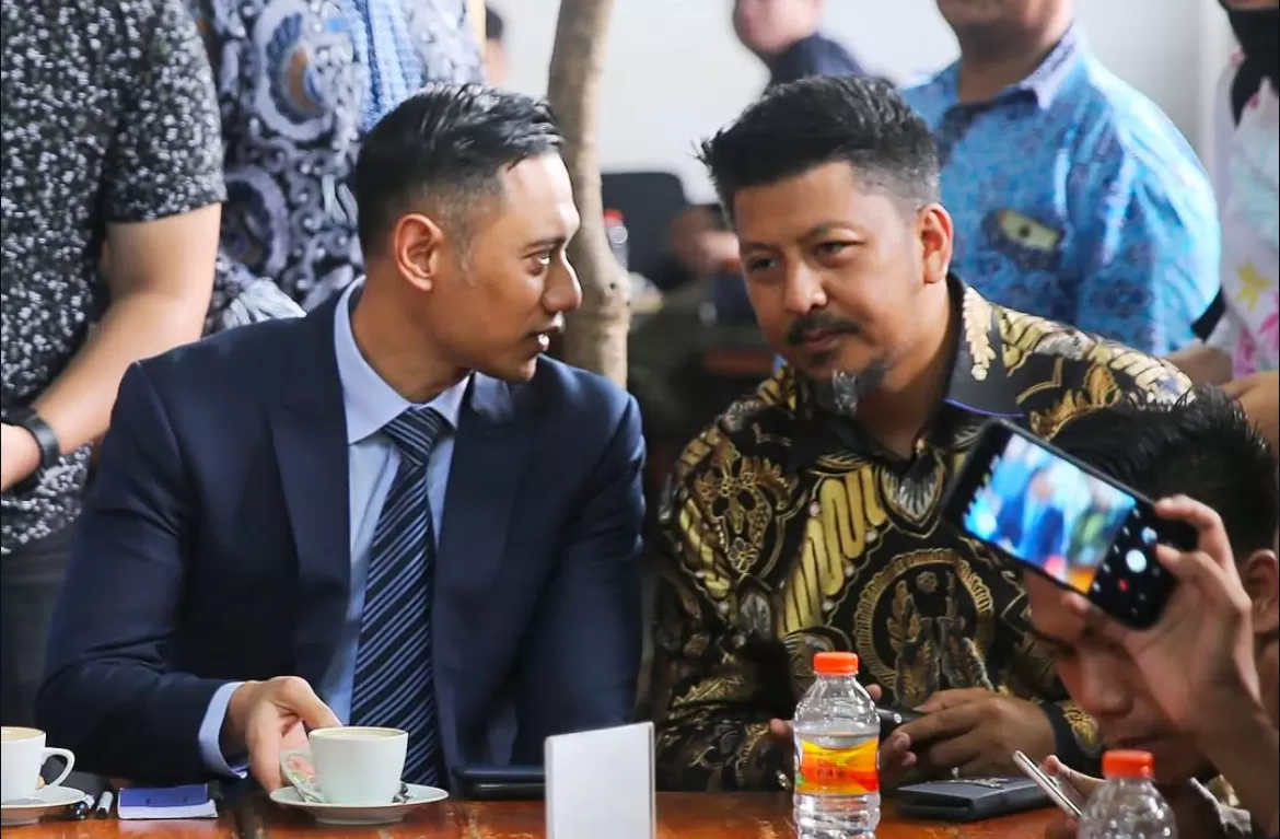 Momen kebersamaan Ketua Umum Partai Demokrat, Agus Harimurti Yudhoyono (kiri) bersama Bendahara Umum Partai Demokrat, Renville Antonio (kanan). (INSTAGRAM/AGUS HARIMURTI YUDHOYONO)