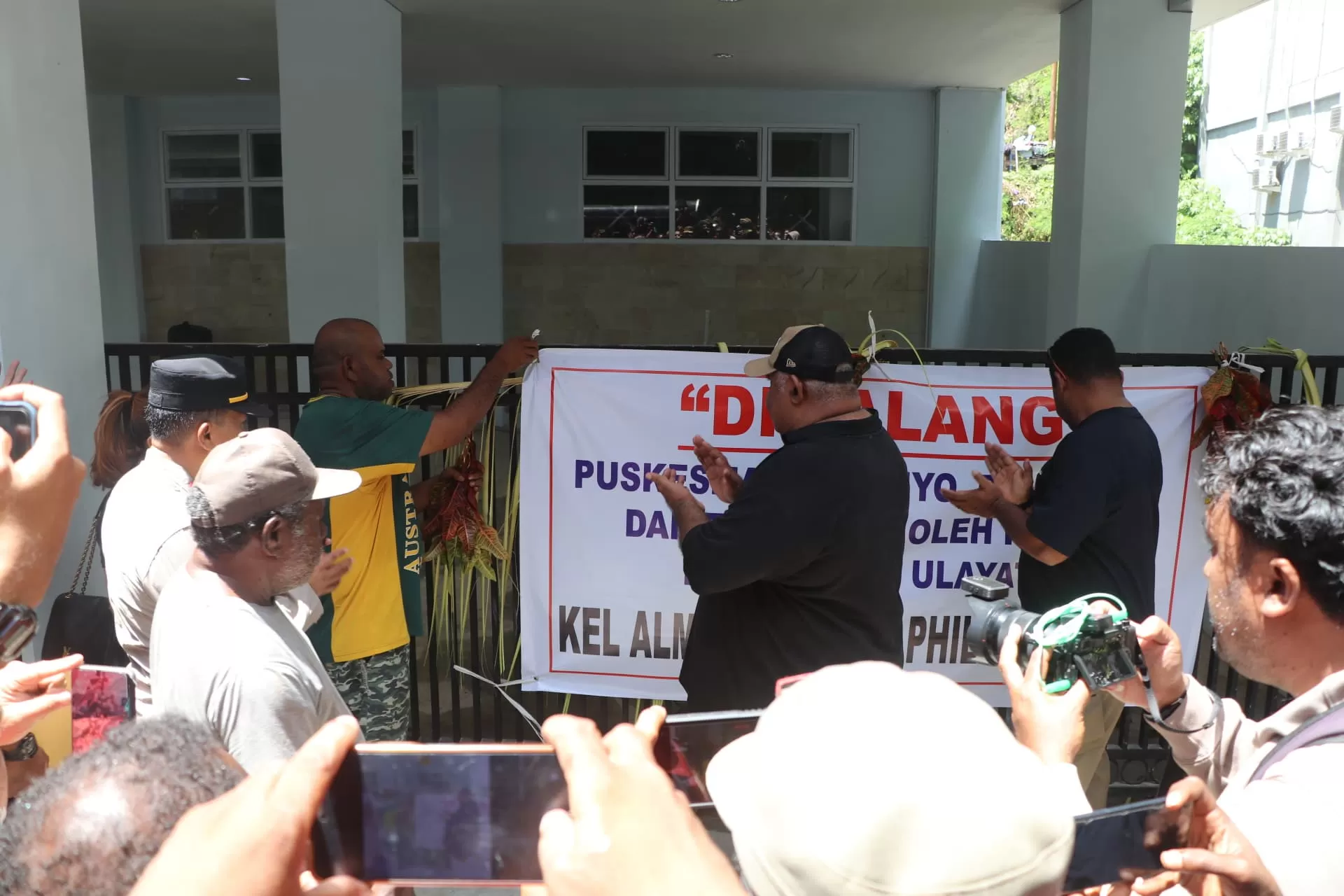 Proses pembukaan palang Puskesmas Elly Uyo di Polimak, Jumat (14/2/2025). (Ceposonline.com/Takim)