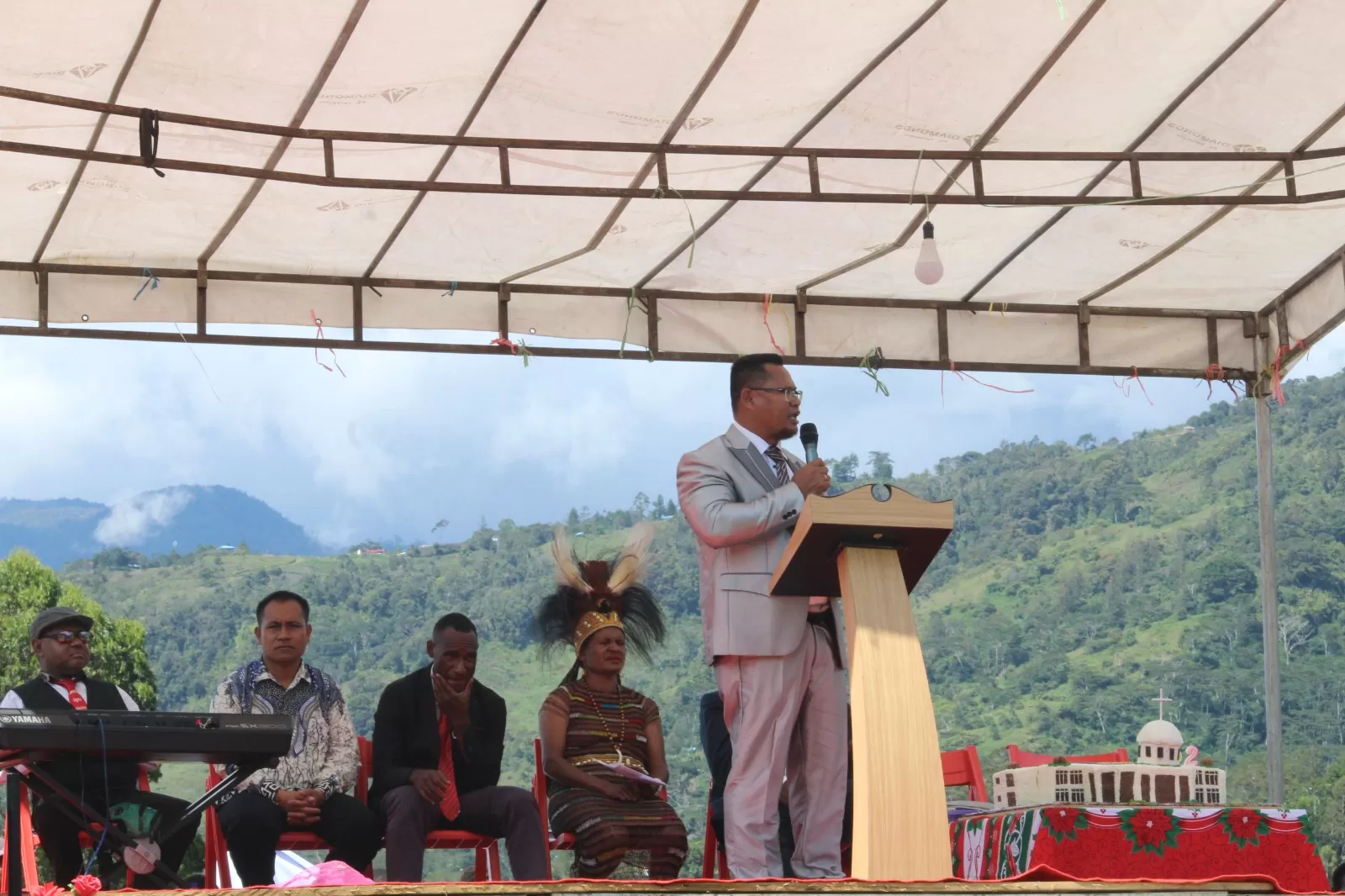 Penjabat Bupati Tolikara Marthen Kogoya,SH,M.AP diwakili Kepala Kementerian Agama Kabupaten Tolikara Michael Dandirwalu,STh,MM menyampaikan sambutan pada acara HUT Ke-62 GIDI di Karubaga, Rabu (12/2). (Ceposonline.com/Diskominfo Tolikara)