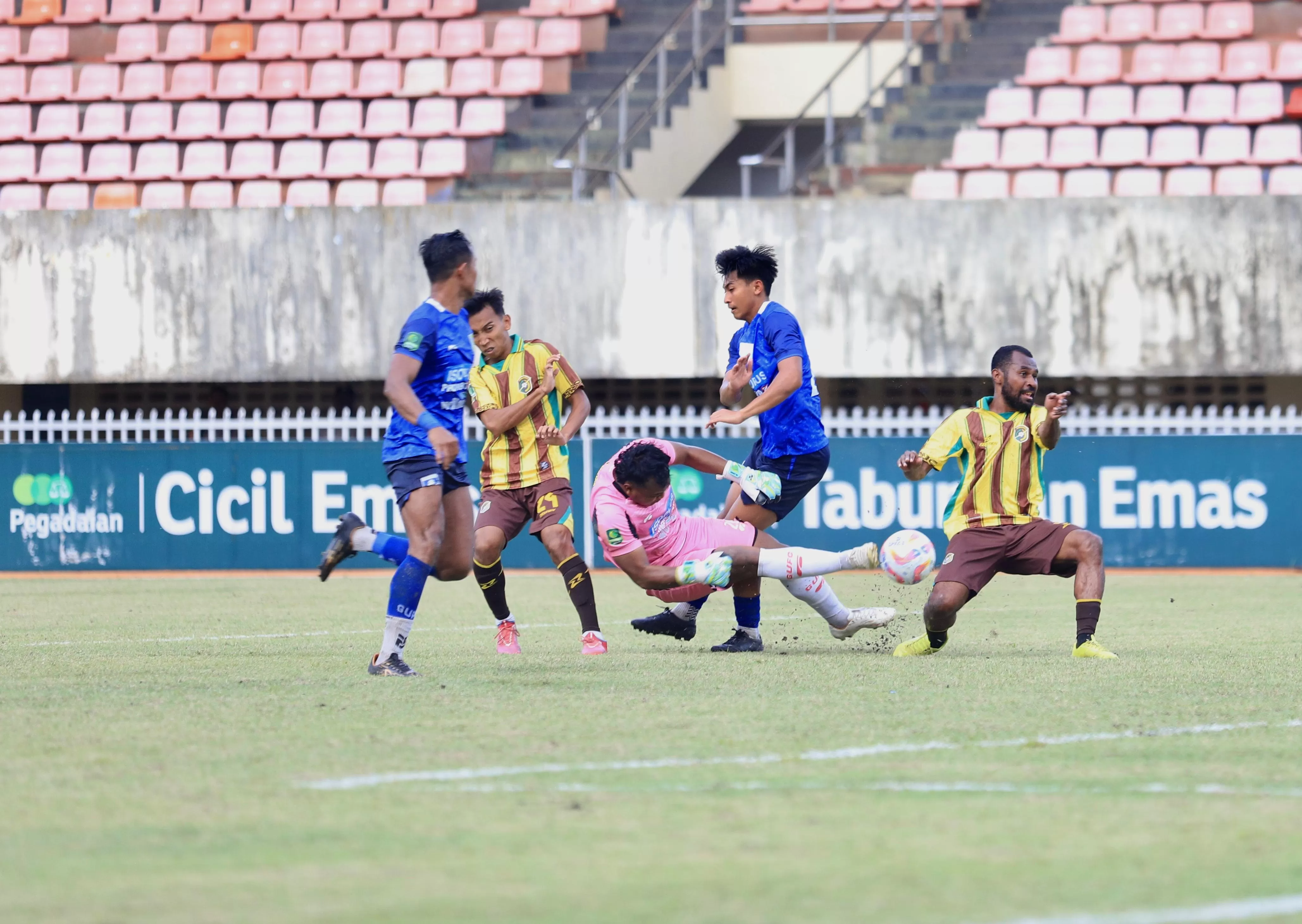 Pemain Persewar Waropen menghadapi Gresik United di Stadion Mandala Jayapura pada 4 Februari 2025 lalu.Erianto / Cenderawasih Pos