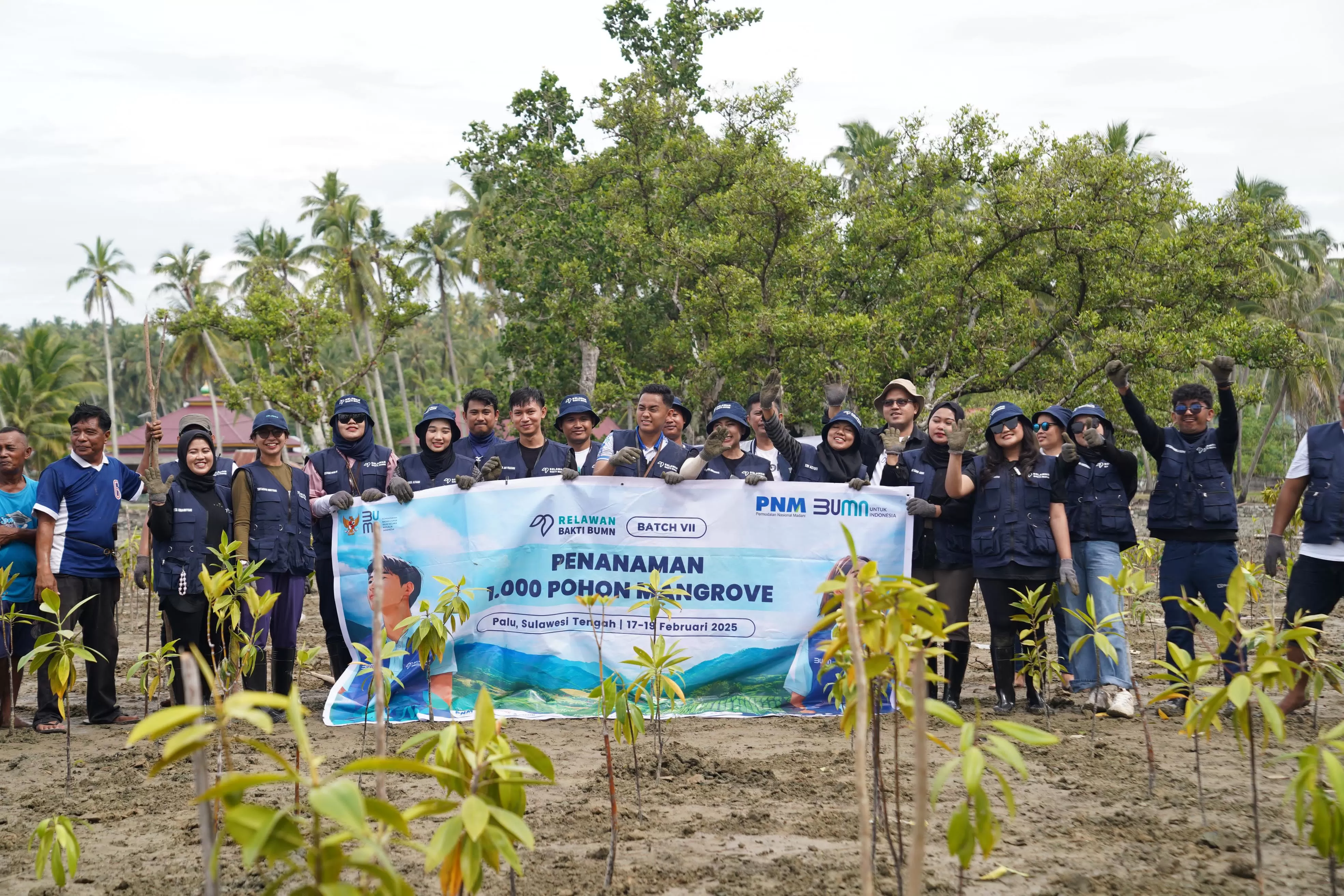 Menghijaukan Pesisir, PT PNM Bersama Relawan Bakti BUMN Tanam 1.000 Mangrove (PNM)