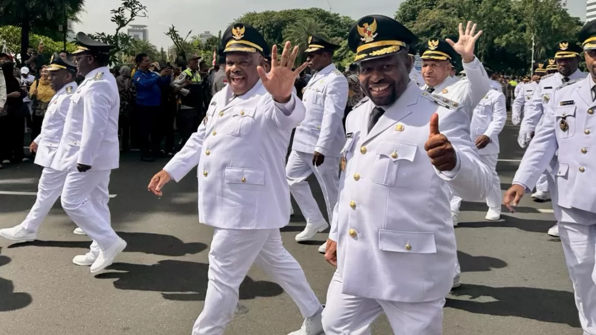 Bupati dan Wakil Bupati Yahukimo, Didimus Yahuli (kiri) dan Esau Miram (kanan) saat pelantikan bersama kepala daerah se-Indonesia di Jakarta. (Ist)