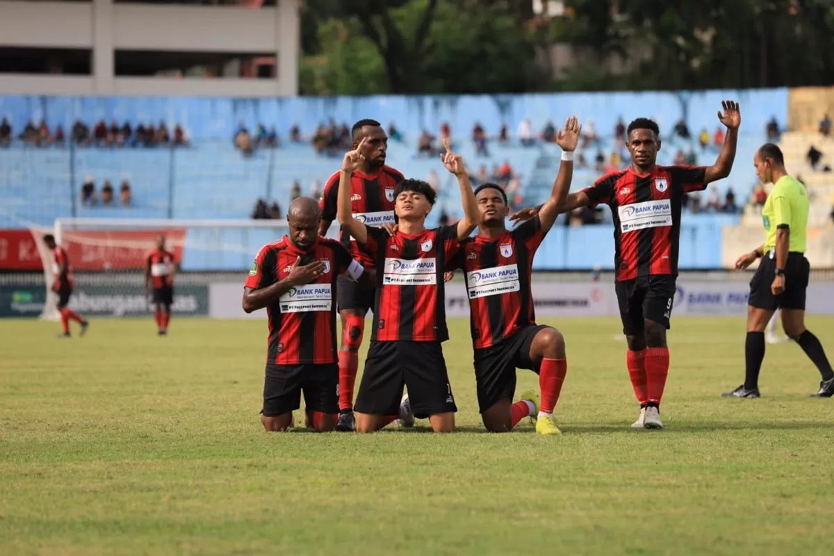 Para pemain Persipura saat berselebrasi usai mencetak gol ke gawang RANS Nusantara. (CENDERAWASIH POS/ERIANTO)