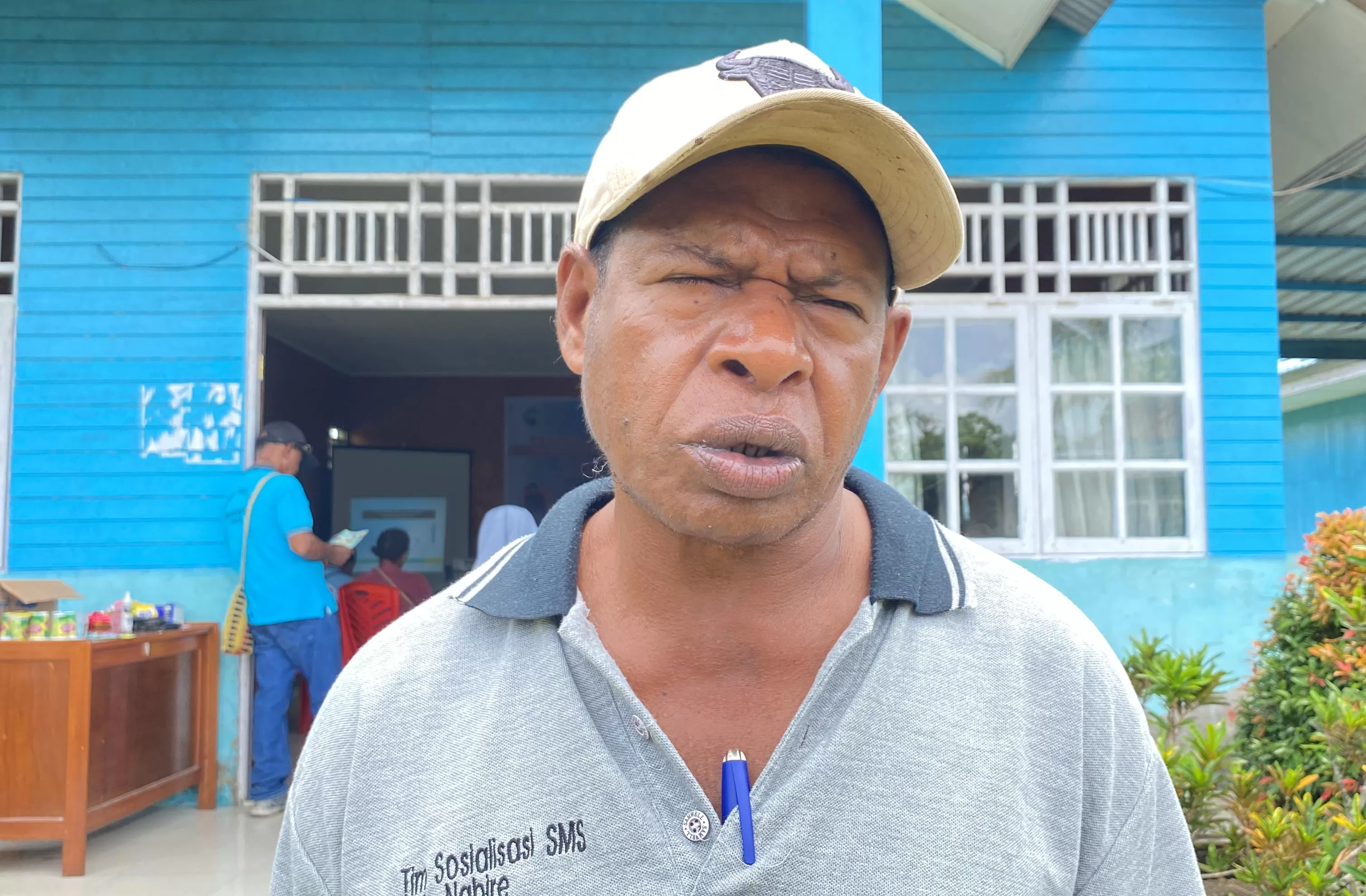 Sekretaris Distrik (Sekdis) Teluk Kimi, Daud Sawaki saat memberikan keterangan kepada pers. (CEPOSONLINE.COM/THERESIA F. TEKEGE)