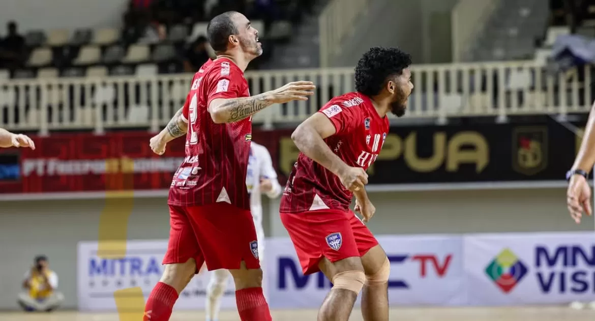 Evan Soumilena ditemani Diego Menezes berselebrasi usai mencetak gol perdana di PFL Papua Series. (Instagram/FAFAGE BANUA)