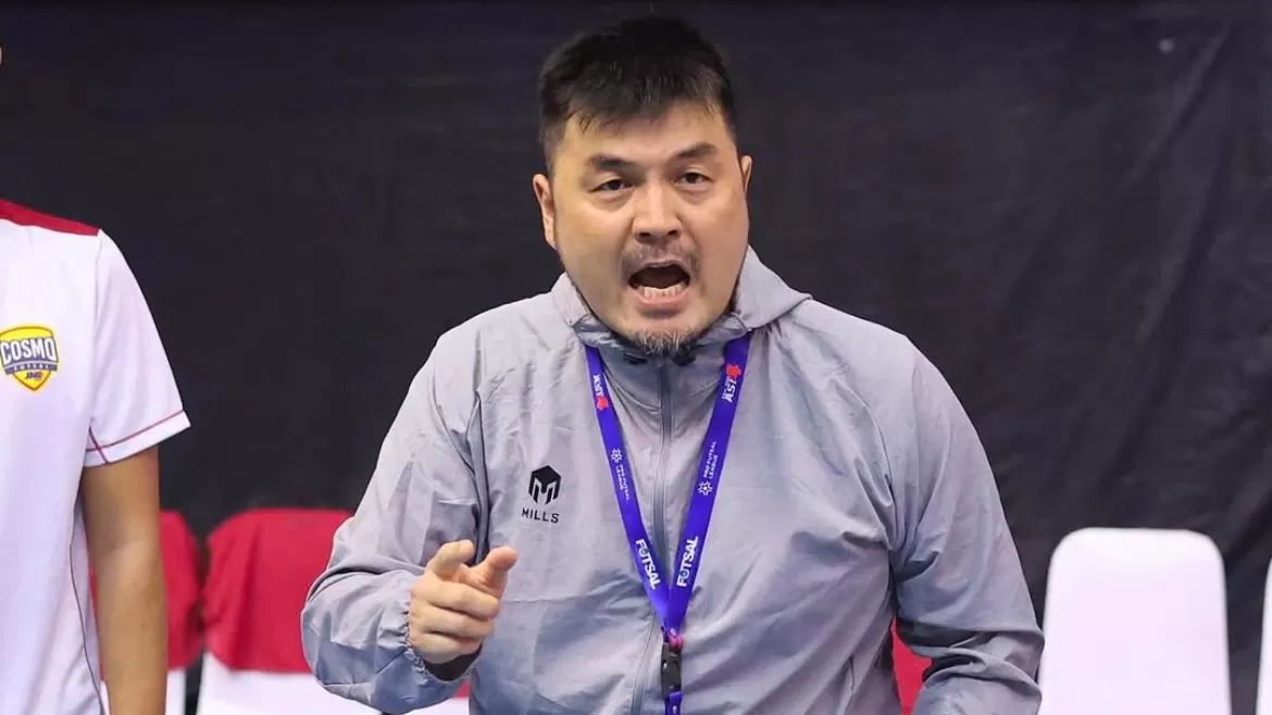 Pelatih Cosmo JNE, Motonori Baba, mengakui terjadinya sejumlah kesalahan yang membuat timnya kalah dari Blacksteel Papua. (INSTAGRAM/COSMO JNE)