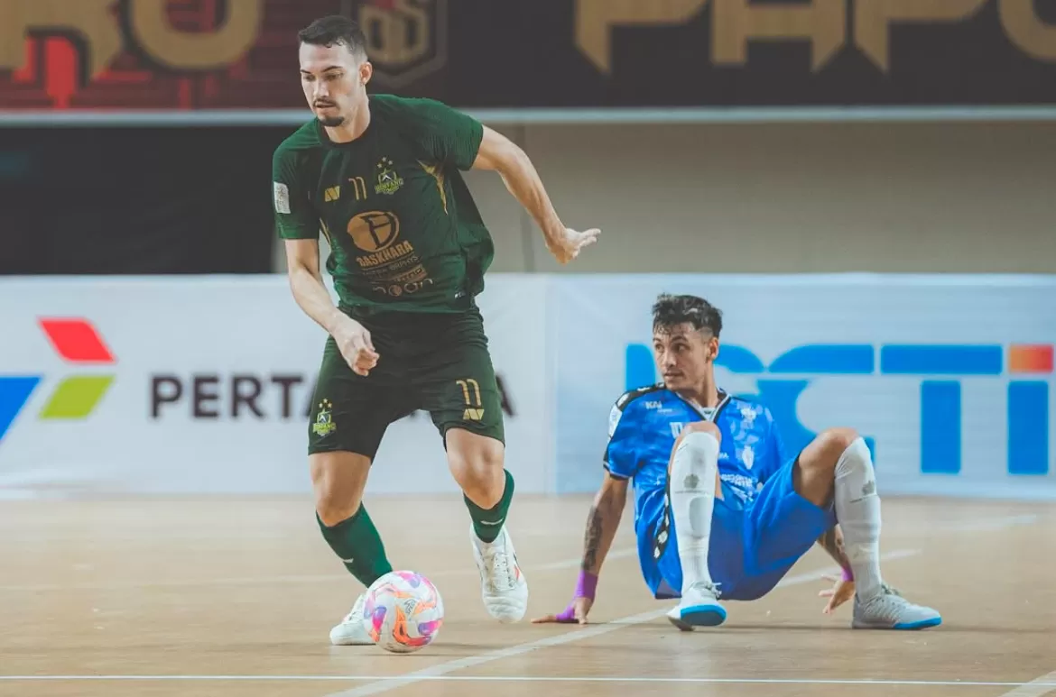 Duel antara pemain Bintang Timur Surabaya (BTS) dan Unggul FC dalam lanjutan PFL 2025 Papua Series. (INSTAGRAM/BINTANG TIMUR SURABAYA)