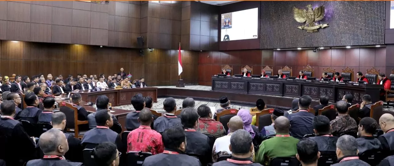 Tujuh Hakim Mahkamah Konstitusi saat bergantian membacakan uraian perkara dan hasil keputusan majelis di ruang MK Jakarta. senin (24/2/2025). (Ceposonline.com/Humas MK)