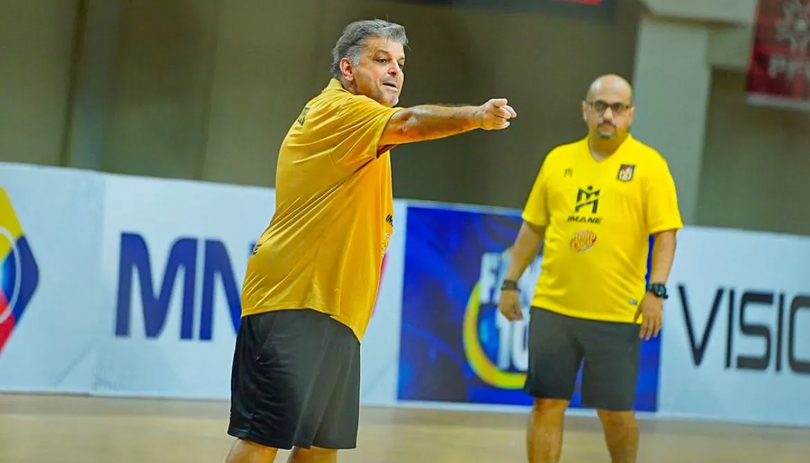 Pelatih Blacksteel Papua, Sergio Lacerda, memberikan instruksi kepada para pemainnya. (INSTAGRAM/BLACKSTEEL PAPUA)