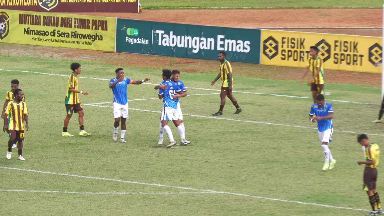 Laga antara Persibo vs Persewar di Stadion Mandala Jayapura pada Selasa, 25 Februari 2025. (CEPOSONLINE.COM/PASKALINO ROBAHA)