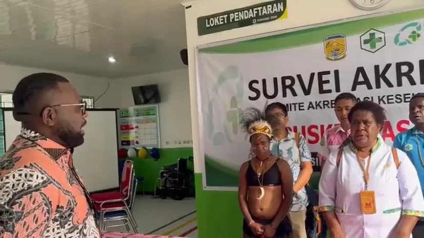 DPR Papua Tengah Dapil Puncak, Anis Labene saat berbincang dengan Pimpinan Puskesmas Sinak. (Anis Labene For Cepos)