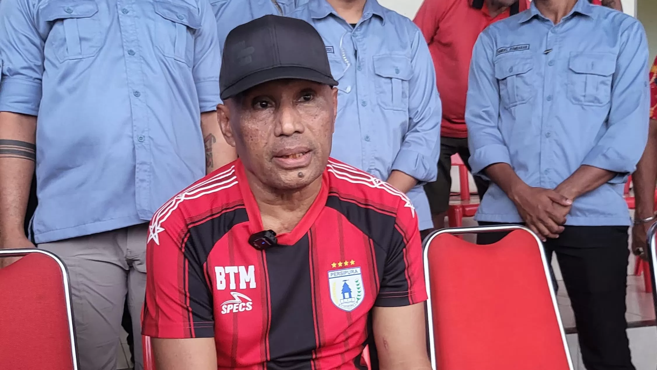 Ketua Umum Persipura, Benhur Tomi Mano, saat diwawancara Ceposonline.com di Stadion Mandala Jayapura pada Jumat, 28 Februari 2025. (Dok pribadi Reinhard Sahu)