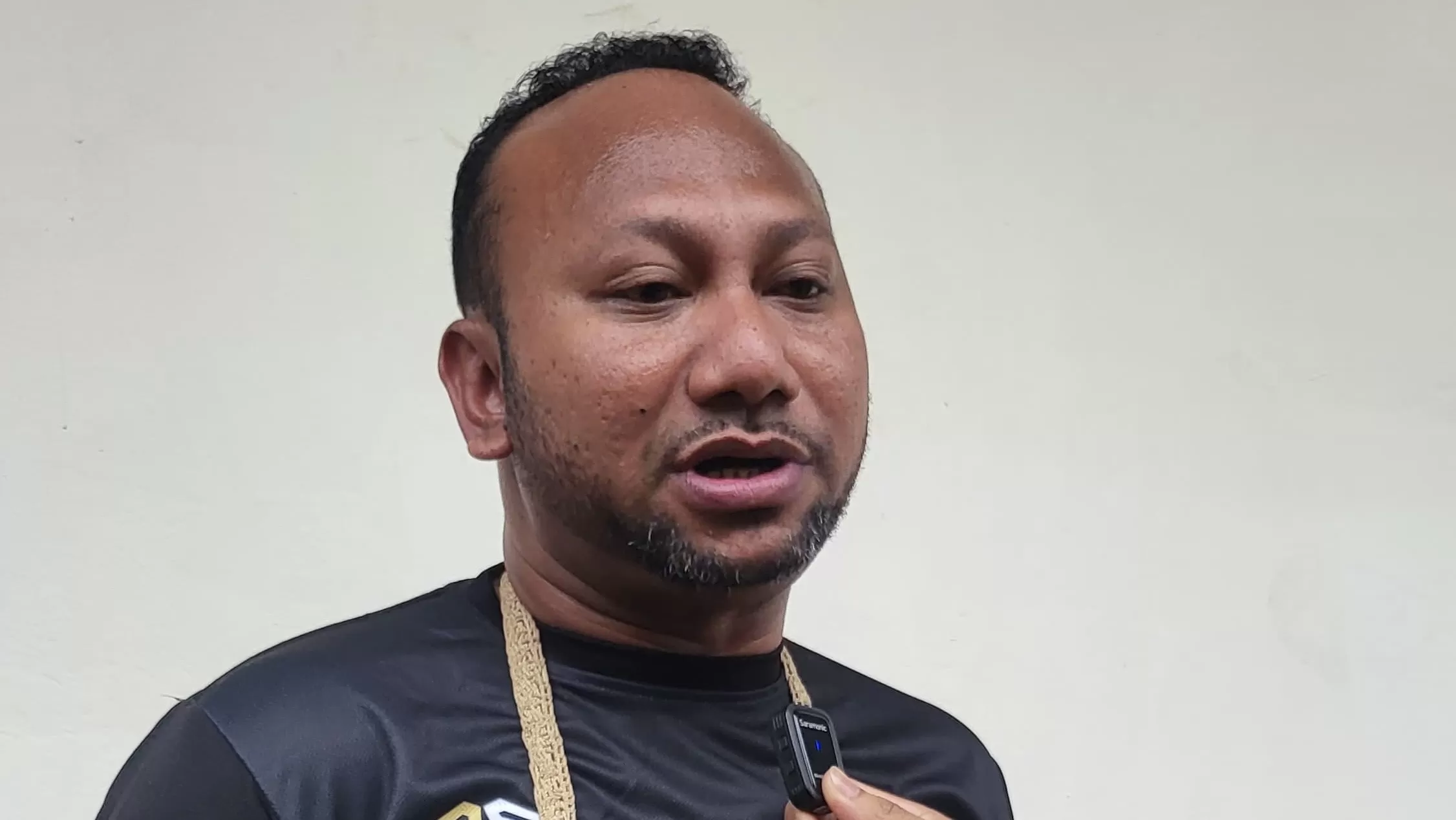 Ketua DPR Kota Jayapura, Theos Revelino Ajomi, diwawancara Ceposonline.com usai laga Persipura vs Persibo di Stadion Mandala Jayapura pada 28 Februari 2025. (Dok pribadi Reinhard Sahu)