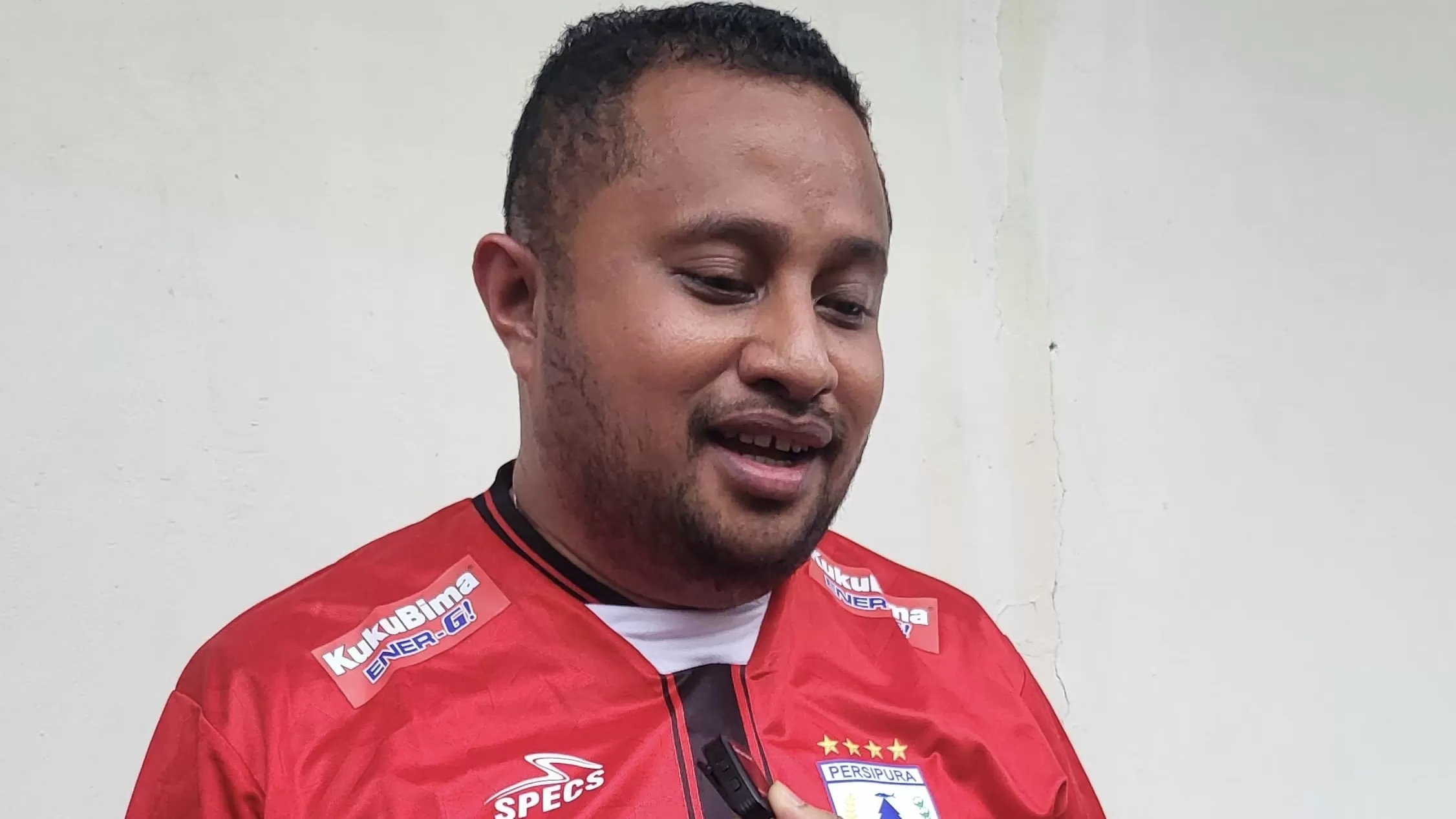 Ketua DPR Papua, Denny Bonai, bicara kepada Ceposonline.com tentang Persipura. (Dok pribadi Reinhard Sahu)
