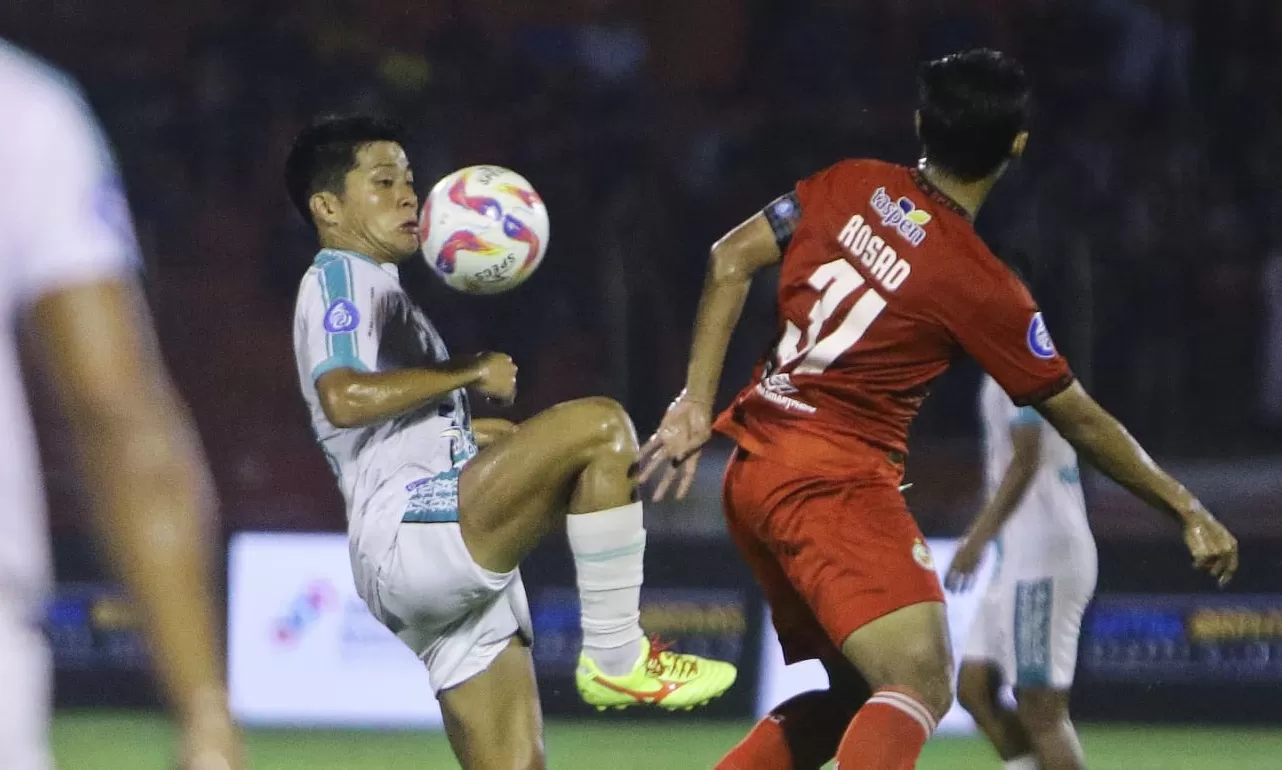 Duel berebut bola antara pemain PSBS Biak, Takuya Matsunaga, dan pemain Semen Padang pada 1 Maret 2025. (MO PSBS BIAK)