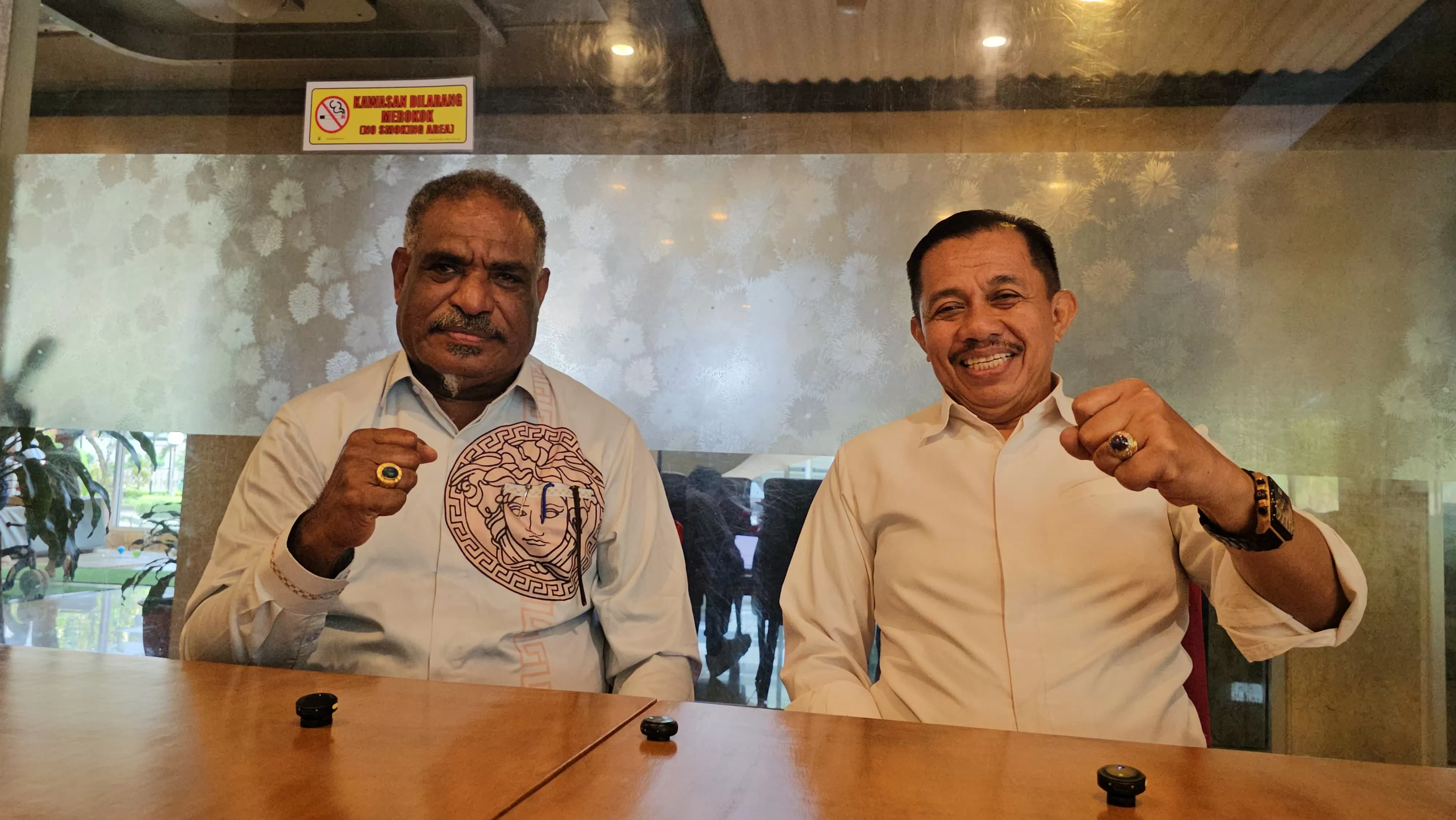 Wali Kota Jayapura, Abisai Rollo dan Wakil Wali Kota Rustan Saru saat memberikan keterangan pers di Jakarta. (CEPOSONLINE.COM/HANS PALEN)