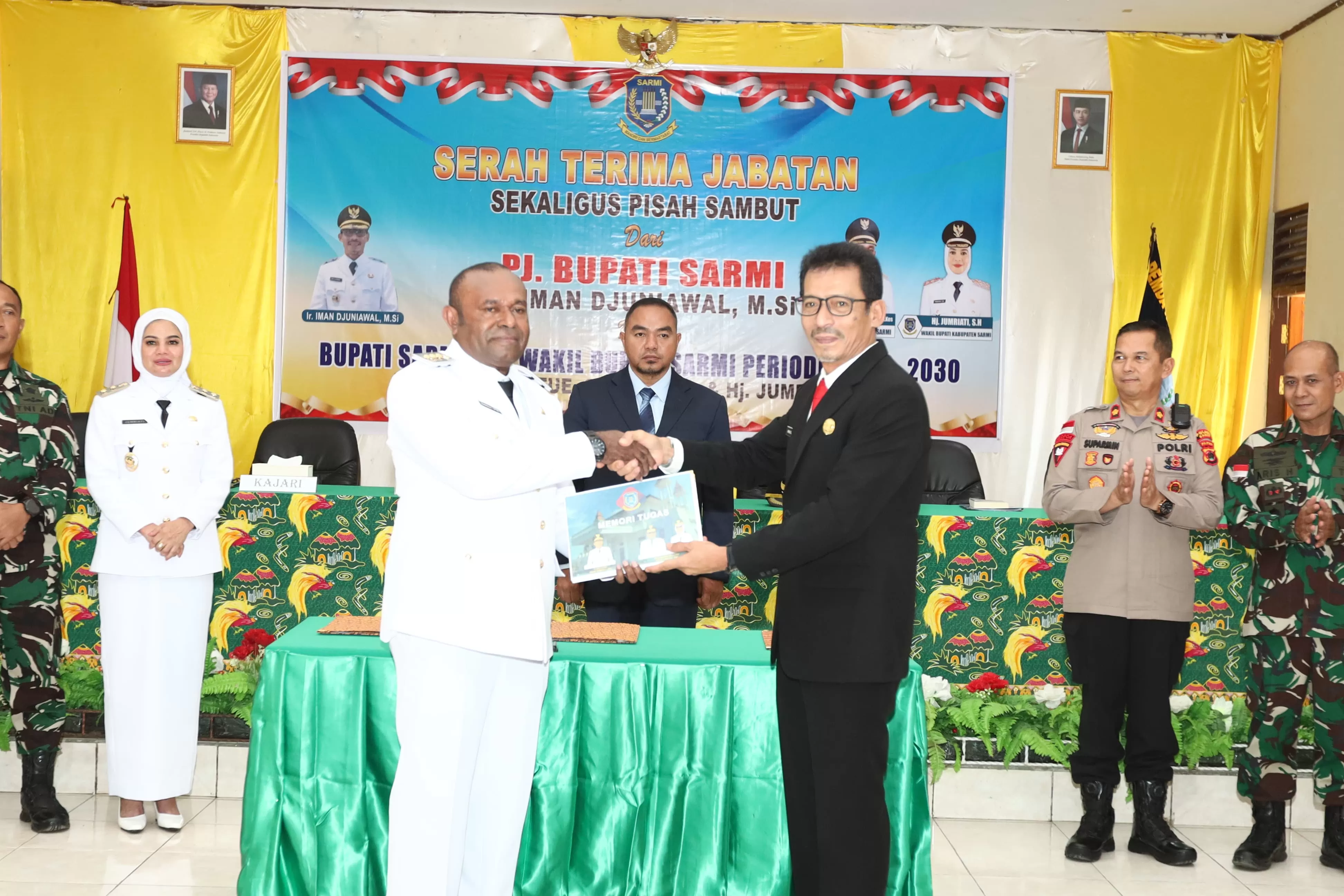 Sertijab Pj Bupati Sarmi Iman Djuniawal M.Si kepada Bupati Definitif Kabupaten Sarmi Dominggus Catue, SKM, M.Kes, berlangsung di Aula BPKAD Kota Baru Petam, Sarmi, Kamis (06/03/2025). foto: EDDY/Cepos