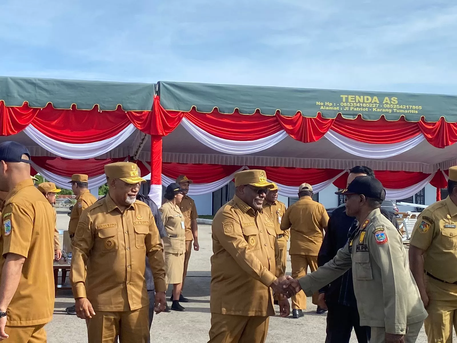 Gubernur Papua Tengah, Meki Fritz Nawipa didampingi Wakil Gubernur Papua Tengah, Deinas Geley dan Plh Sekda Papua Tengah, dr. Silwanus Sumule saat berjabat tangan dengan ASN usai Apel. (CEPOSONLINE.COM/THERESIA F.TEKEGE)