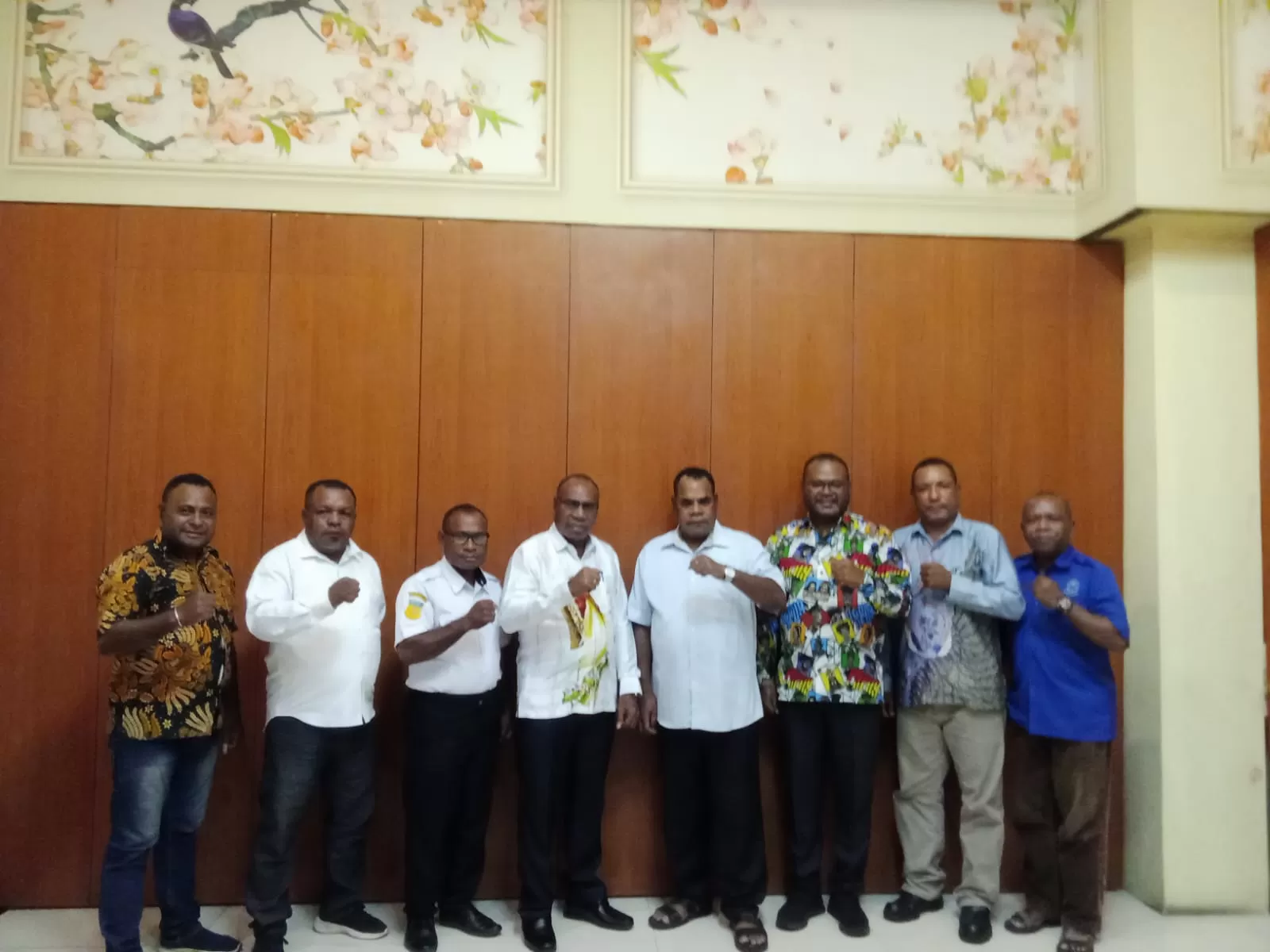 Bupati Mamberamo Raya, Robbi Wilson Rumansara ketika foto bersama dengan Pansel DPRK Mamberamo Raya. (CEPOSONLINE.COM/HUMAS MAMBERAMO RAYA).