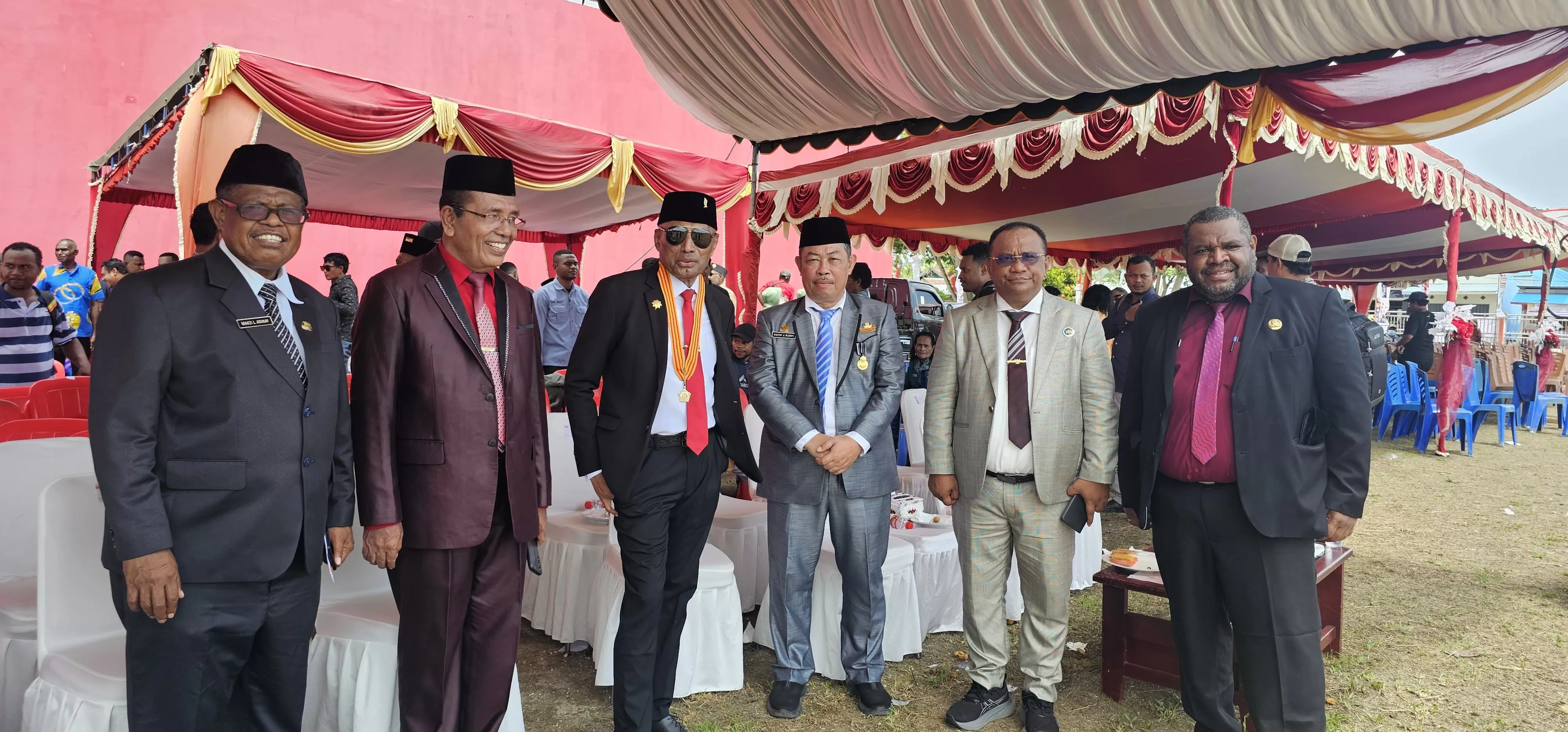 Calon Gubernur Papua, Benhur Tomi Mano saat hadir di apel HUT ke-115 Kota Jayapura. (CEPOSONLINE.COM/HANS PALEN)