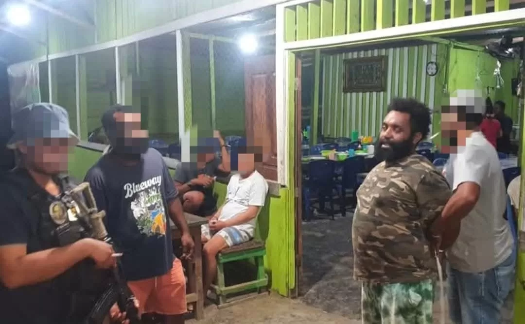 Tim gabungan Timsus Polres Keerom, Opsnal Reskrim Polres Keerom dan Satgas Operasi Damai Cartenz saat membekuk YE yang diduga berencana menyuplai senjata dan amunisi ke KKB di Puncak Jaya.  ((CEPOSONLINE/ISTIMEWA))