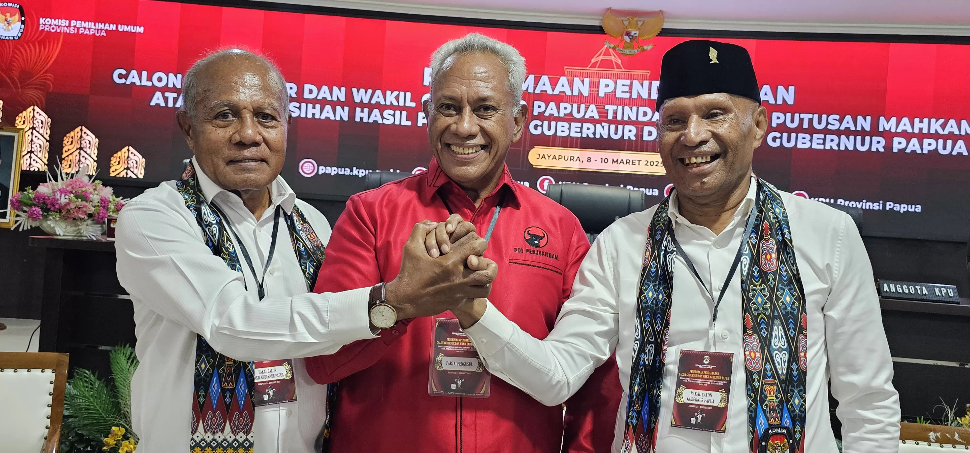 Ketua Badan Kehormatan DPP PDI Perjungan, Komarudin Watubun bersama Pasangan Gubernur dan Wakil Gubernur, BTM-CK. (CEPOSONLINE.COM/HANS PALEN)