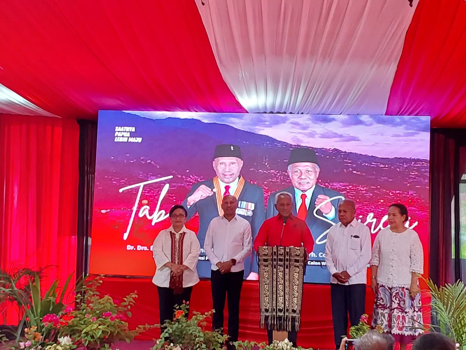 Ketua Dewan Pimpinan Pusat Bidang Kehormatan PDIP, Komarudin Watubun, bersama Benhur Tomi Mano & Constant Karma yang didampingi  Istri dari kedua Paslon saat deklarasi Cagub dan Cawagub PSU Papua. ((CEPOSONLINE.COM/KAREL))